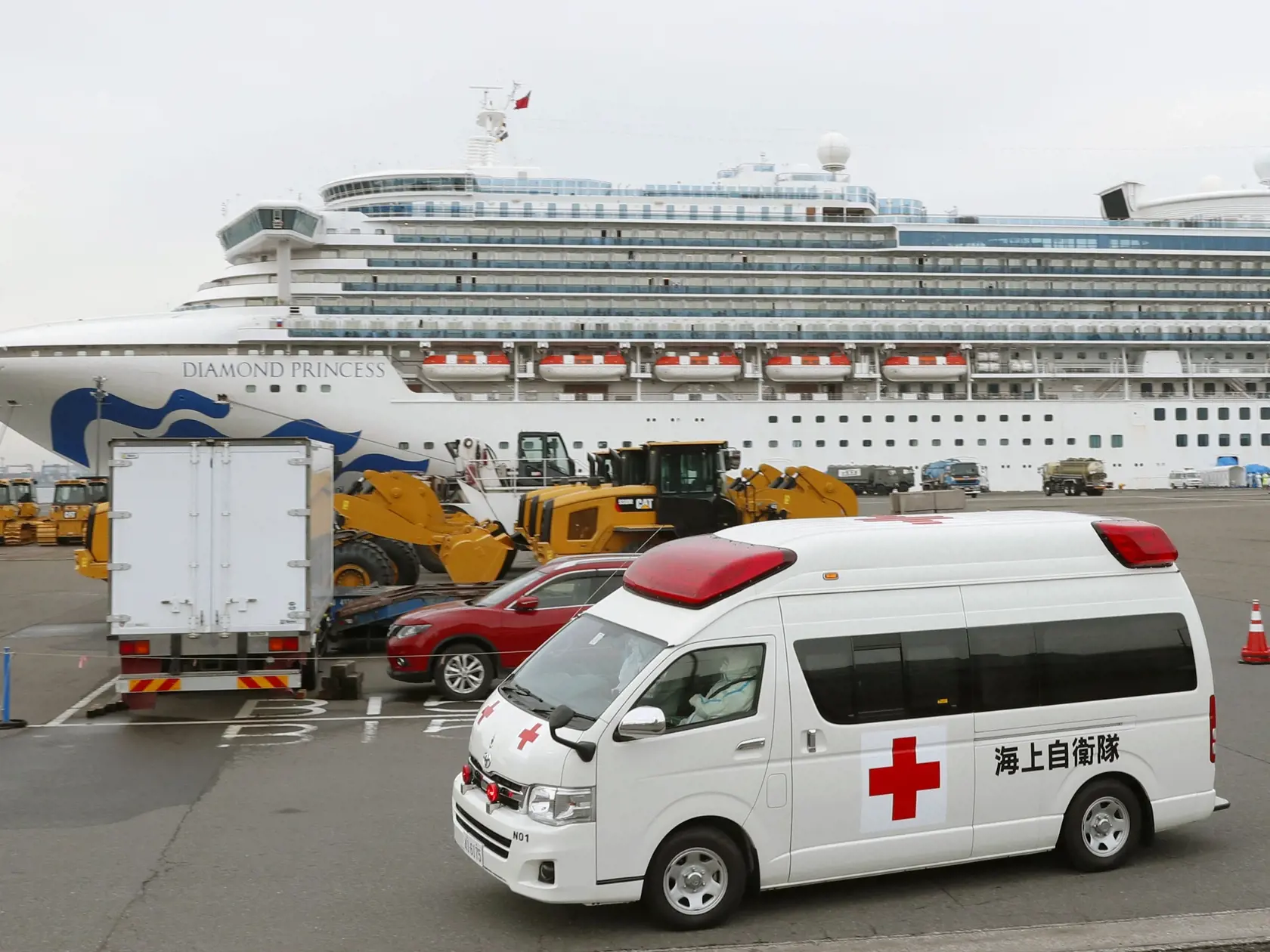 WA 5 Jokohama -  Prvá skupina pasažierov, ktorí mali negatívny test na nový koronavírus, odišla v piatok 14. februára 2020 z výletnej lode Diamond Princess umiestnenej do karantény pri pobreží Japonska a svoju izoláciu dokončia v ubytovacích zariadeniach vyčlenených vládou.  Na palube výletnej lode Diamond Princess diagnostikovali nový koronavírus od 3. februára, keď zakotvila pri pobreží Japonska a dali ju do karantény, vyše 200 ľuďom. Medzi osobami na lodi sa nachádza aj Slovák. Na snímke sani