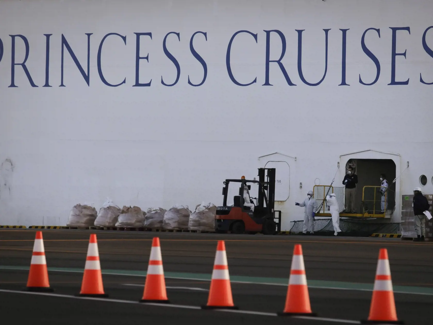 WA 28 Jokohama - Pracovníci nakladajú tovar na výletnú loď Diamond Princess, ktorá kotví v japonskej Jokohame vo štvrtok 13. februára 2020. Na palube japonskej výletnej lode Diamond Princess, ktorá je v karanténe pre šírenie koronavírusu, sa nachádza aj Slovák. Japonské ministerstvo zdravotníctva vo štvrtok oznámilo, že ďalších 44 ľudí na palube výletnej lode, ktorá je v karanténe pri meste Jokohama, malo pozitívne testy na nový typ koronavírusu. Na palube lode je viac ako 3500 pasažierov a člen