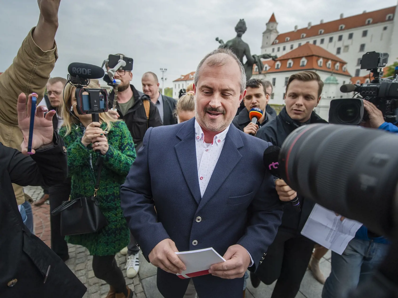 Na snímke bývalý poslanec Národnej rady SR (NR SR) a predseda ĽSNS Marian Kotleba sa snaží dostať do budovy parlamentu s poslaneckým preukazom.