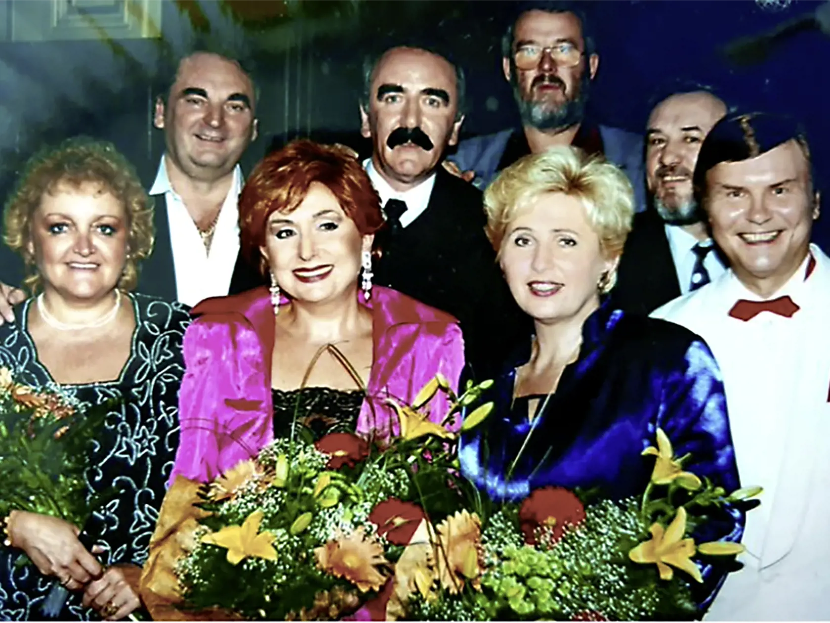 S kolegami. Na snímke HELENA OKRESOVÁ, ZORA KOLÍNSKA, ANNA BENKOVÁ, DUŠAN GRÚŇ, SLAVOMÍR BENKO, ROBO KAZÍK a PETER STAŠÁK.