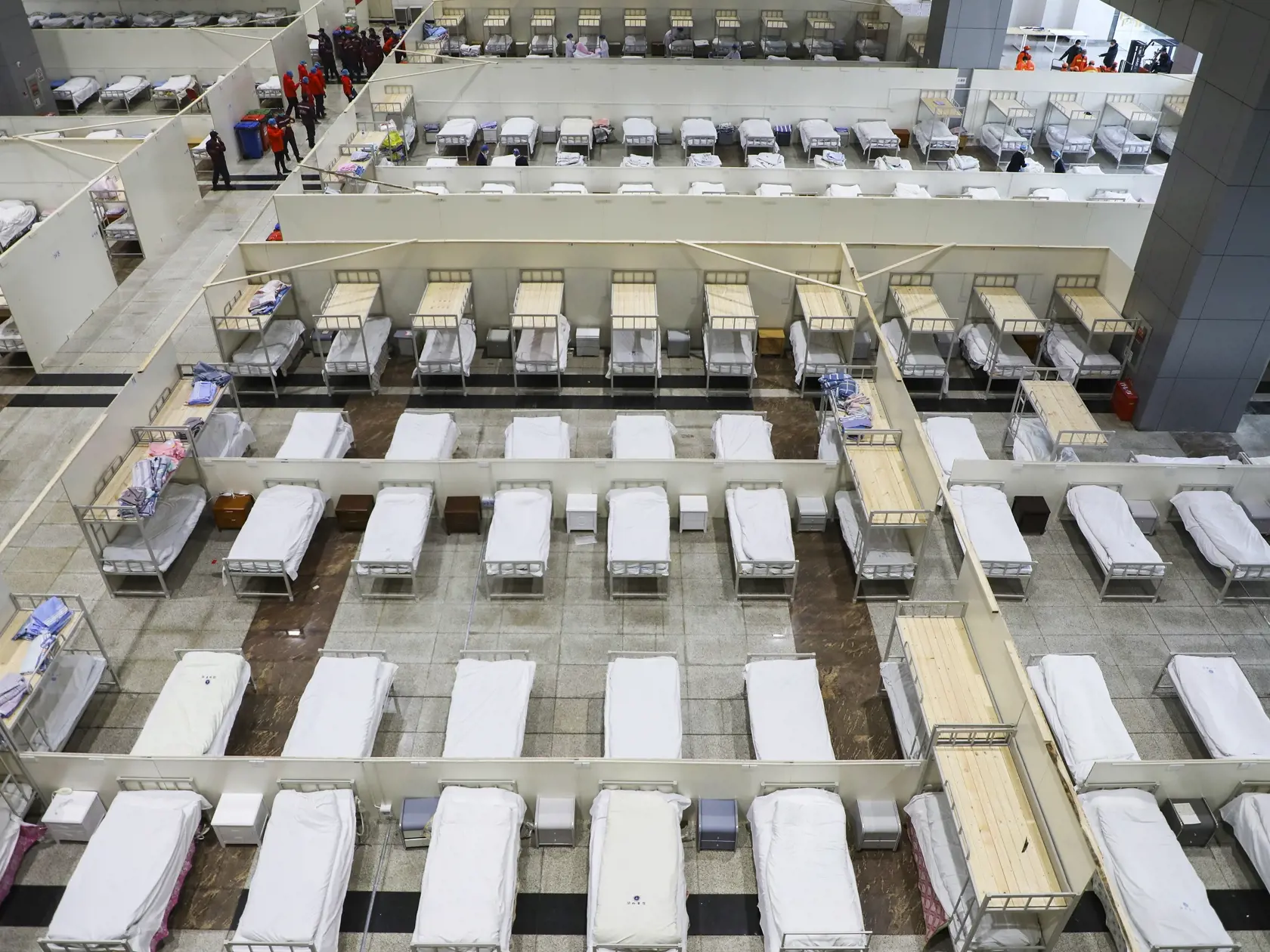 KK36 Wu-chan - Na snímke zdravotníci pripravujú postele vo výstavnom centre, ktoré je prerobené na dočasnú nemocnicu pre pacientov nakazených koronavírusom v čínskom meste Wu-chan 5. februára 2020. Počet potvrdených úmrtí v dôsledku nákazy novým druhom koronavírusu stúpol v Číne v stredu na 560. Výskyt nového druhu koronavírusu spôsobujúceho zápal pľúc hlásili z čínskeho mesta Wu-chan v provincii Chu-pej prvýkrát 31. decembra 2019. FOTO TASR/AP
In this Wednesday, Feb. 5, 2020, photo, medical sta