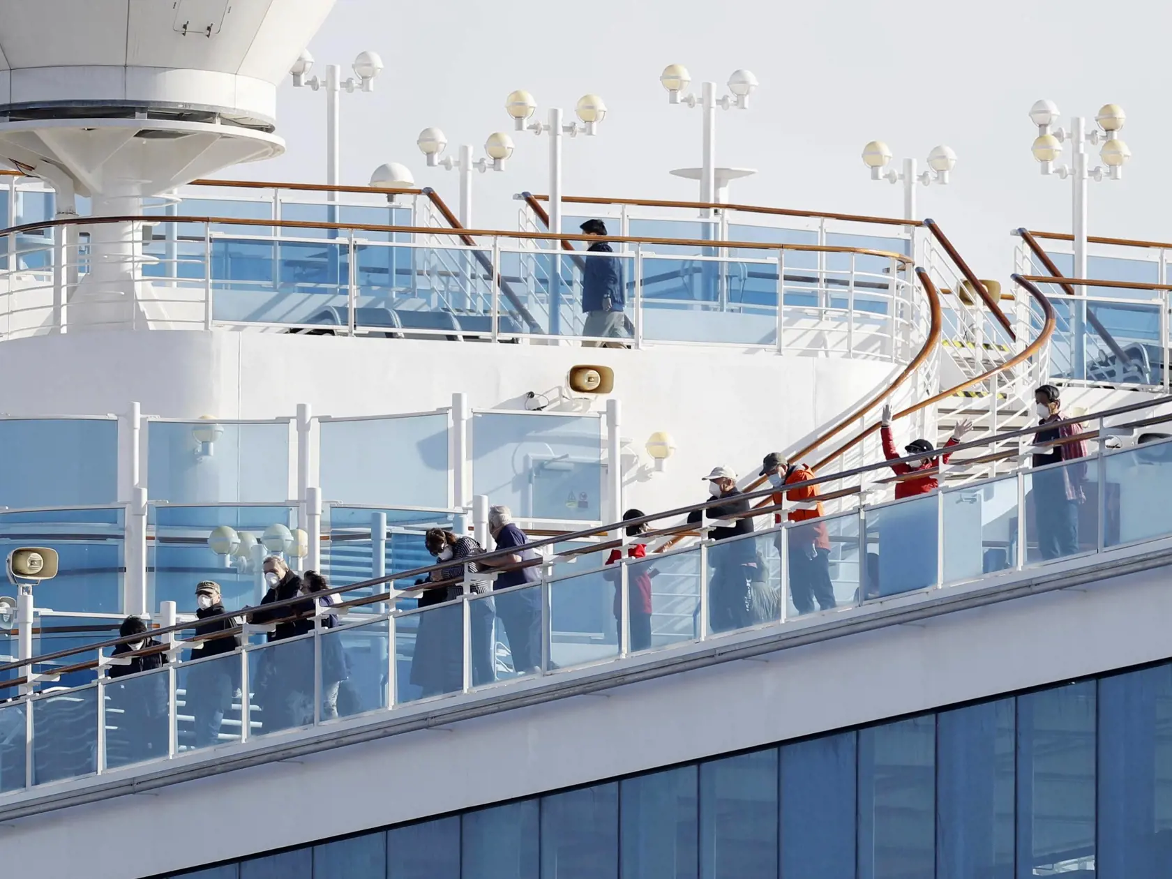 WA 33 Jokohama - Pasažieri mávajú z paluby výletnej lode Diamond Princess, ktorá kotví v japonskej Jokohame 12. februára 2020. Na palube japonskej výletnej lode Diamond Princess, ktorá je v karanténe pre šírenie koronavírusu, sa nachádza aj Slovák. Je v kontakte so Zastupiteľským úradom SR v Tokiu. Podľa informácií Ministerstva zahraničných vecí a európskych záležitostí (MZVaEZ) SR je v poriadku. Japonský minister zdravotníctva Kacunobu Kató informoval, že ďalších 39 ľudí na palube japonskej výl