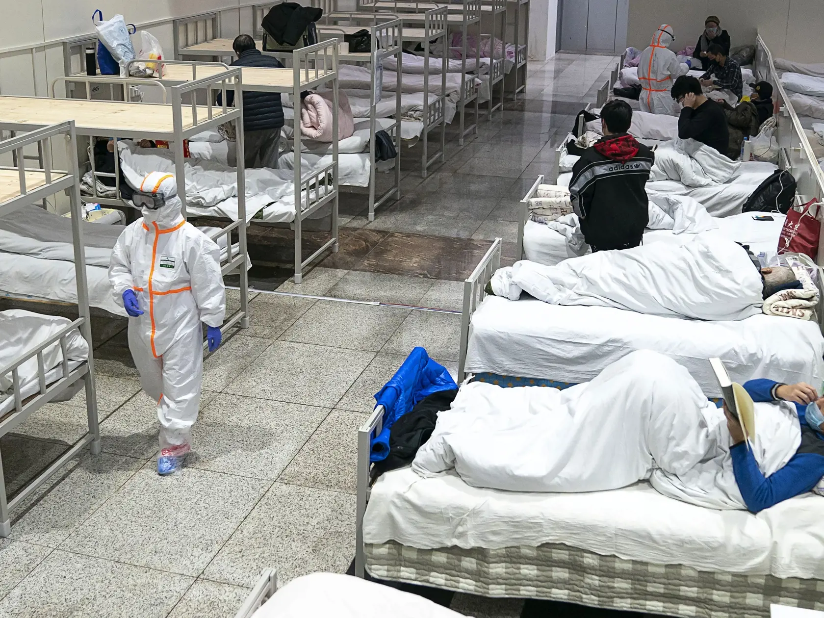 KK37 Wu-chan - Na snímke zdravotník v ochrannom odeve kráča vo výstavnom centre, ktoré je prerobené na dočasnú nemocnicu pre pacientov nakazených koronavírusom v čínskom meste Wu-chan 5. februára 2020. Počet potvrdených úmrtí v dôsledku nákazy novým druhom koronavírusu stúpol v Číne v stredu na 560. Výskyt nového druhu koronavírusu spôsobujúceho zápal pľúc hlásili z čínskeho mesta Wu-chan v provincii Chu-pej prvýkrát 31. decembra 2019. FOTO TASR/AP
In this Wednesday, Feb. 5, 2020, photo, a medic