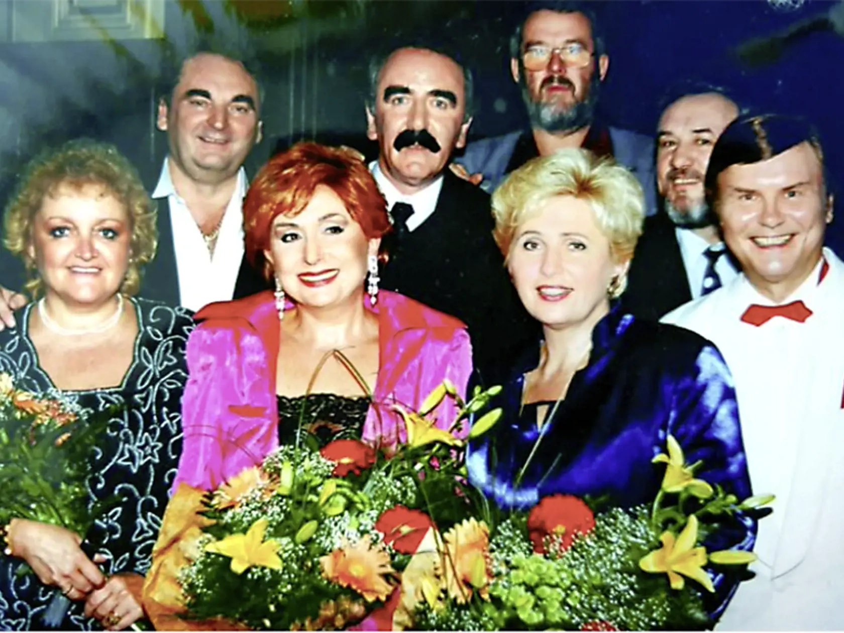 Peter do relácie Kaviareň Slávia zohnal vždy tie najväčšie hviezdy. Na snímke Helena Okresová, Zora Kolínska, Anna Benková, Dušan Grúň, Slavomír Benko, Robo Kazík a hostiteľ Peter Stašák.