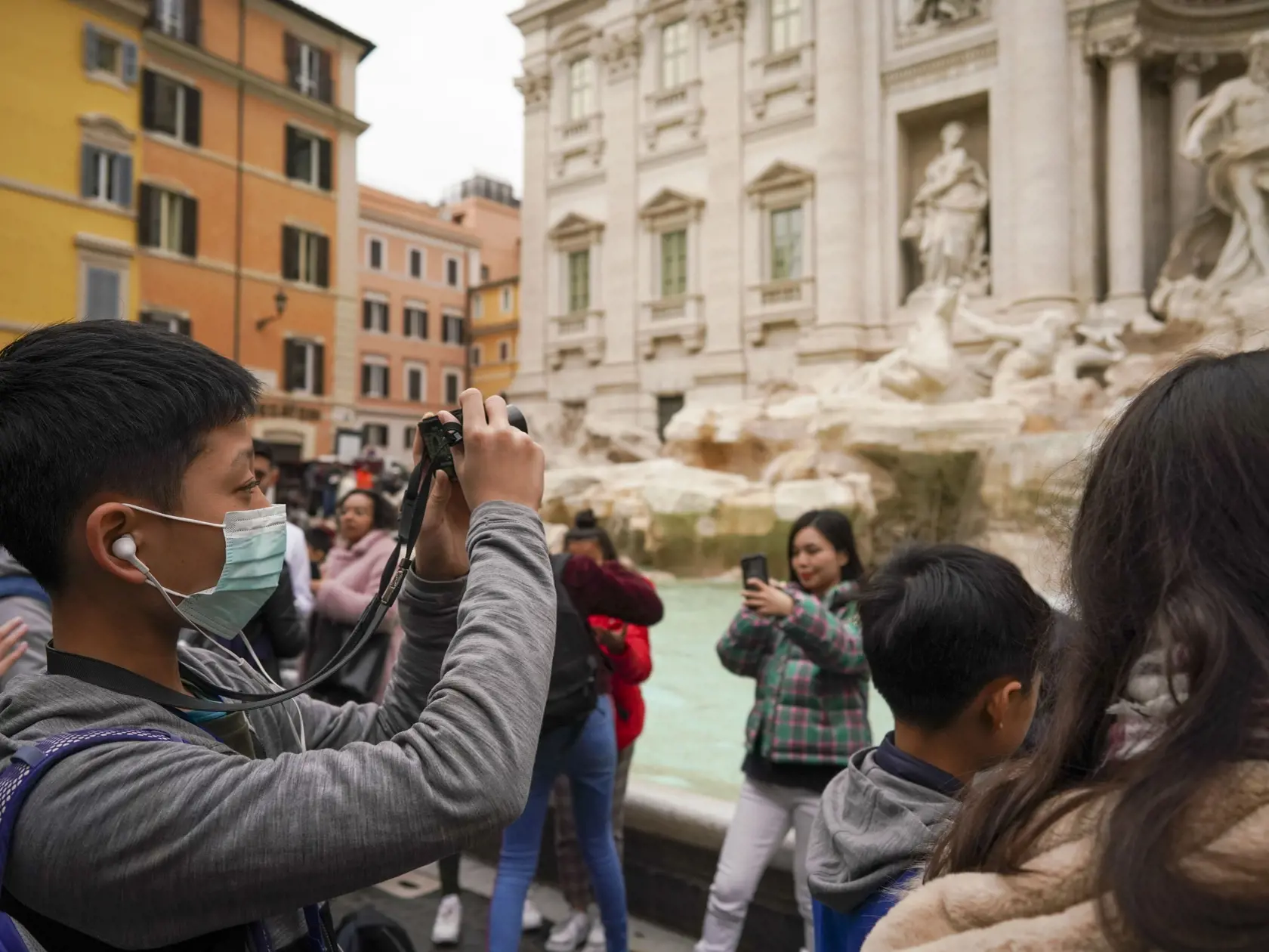 JB 15 Rím - Čínsky turista s ochranným rúškom na tvári si fotí fontánu Trevi v Ríme 31. januára 2020. Talianska vláda vyhlásila v piatok v súvislosti s novým koronavírusom núdzový stav. Cieľom opatrenia je urýchliť snahy o zabránenie šírenia nákazy po tom, ako v Ríme potvrdili dva prípady ochorenia. Vláda v Ríme ešte vo štvrtok večer oznámila, že pozastavuje všetky lety medzi Talianskom a Čínou po pozitívnych testoch na nový koronavírus u dvoch čínskych turistov v talianskej metropole. Premiér G
