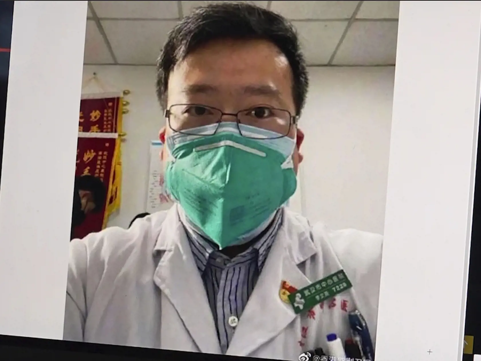 KK5 - Na videosnímke čínsky doktor Li Wen-liang. Čínsky lekár Li Wen-liang (34), ktorý sa dostal do ťažkostí s úradmi komunistickej krajiny za skoré varovanie pred epidémiou smrtiaceho koronavírusu, tomuto ochoreniu v piatok 7. februára 2020 miestneho času podľahol.  Nové ochorenie, ktoré sa začalo šíriť práve z Wu-chanu, si doteraz vyžiadalo už 563 obetí na životoch, pričom celkový počet nakazených osôb stúpol prudko na 28.200 po celom svete. FOTO TASR/AP
This image from video, shows a selfie o