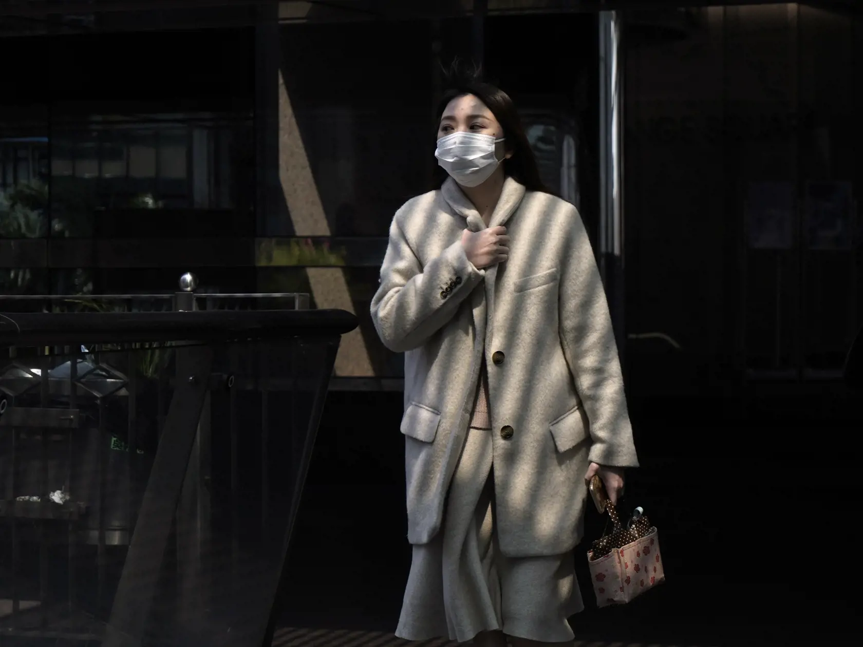KK7 Hongkong - Žena s ochranným rúškom na tvári kráča 19. februára 2020 v Hongkongu. Hongkong oznámil v stredu druhé úmrtie v dôsledku nákazy novým druhom koronavírusu. Ide o 70-ročného muža, ktorý už predtým trpel viacerými ochoreniami. FOTO TASR/AP
A woman wearing mask, walks in Central, a business district in Hong Kong, Wednesday, Feb. 19, 2020. Russia says it will temporarily ban Chinese nationals from entering the country amid the outbreak of the new virus centered in China that has infecte
