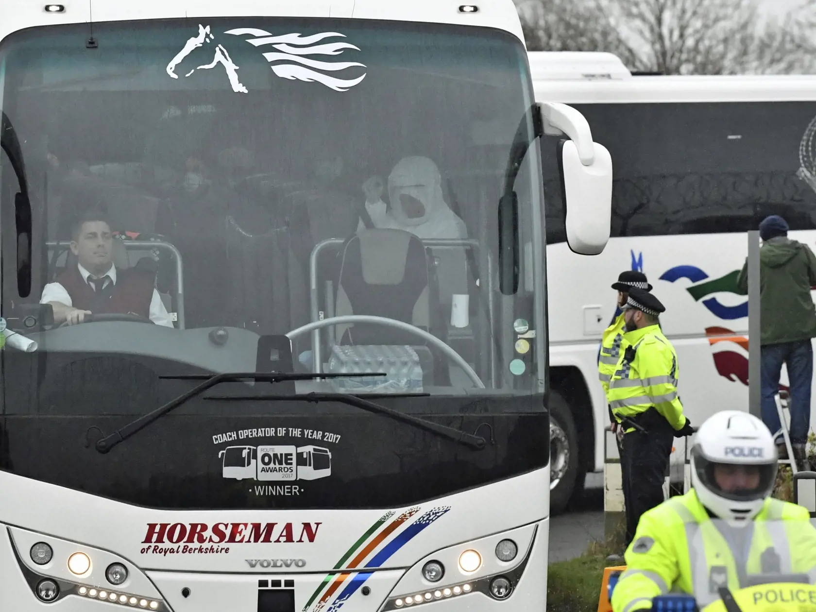 JB 27 Oxfordshire - Konvoj autobusov a sanitiek prevážajúci evakuovaných britských občanov z čínskeho Wu-chanu, odchádza z leteckej základne Brize Norton v meste Oxfordshire 31. januára 2020. Charterové lietadlo španielskej spoločnosti Wamos Air s viac ako 100 ľuďmi evakuovanými z čínskeho mesta Wu-chan, ktoré je epicentrom nákazy novým koronavírusom, pristálo v piatok popoludní v Británii. Stroj pristál na leteckej základni v strednom Anglicku s 83 Britmi a 27 ďalšími osobami na palube. Po tom,