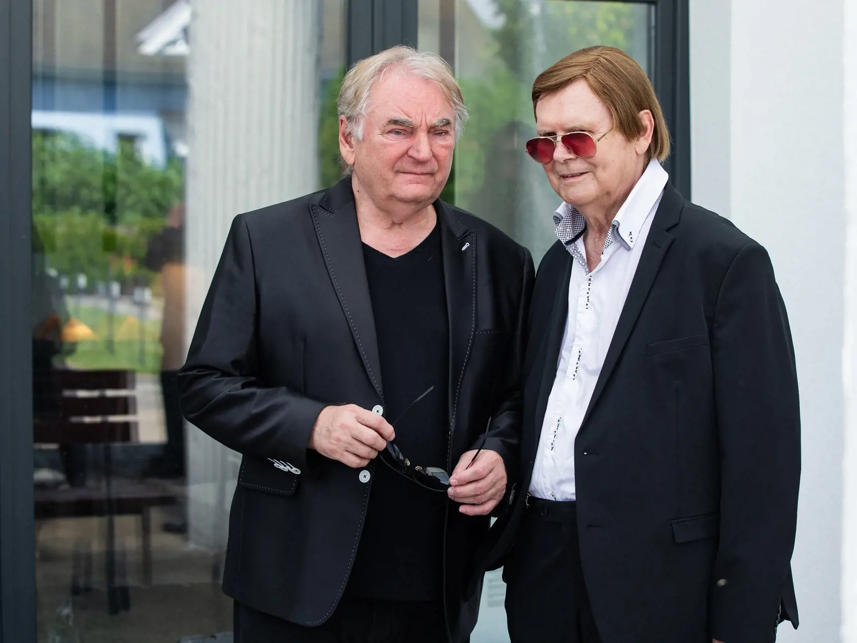 Pohreb manželky Otta Weitera Andrey Fischer na cintoríne v Dunajskej Lužnej. Na snímke Peter Stašák a Dušan Grúň.