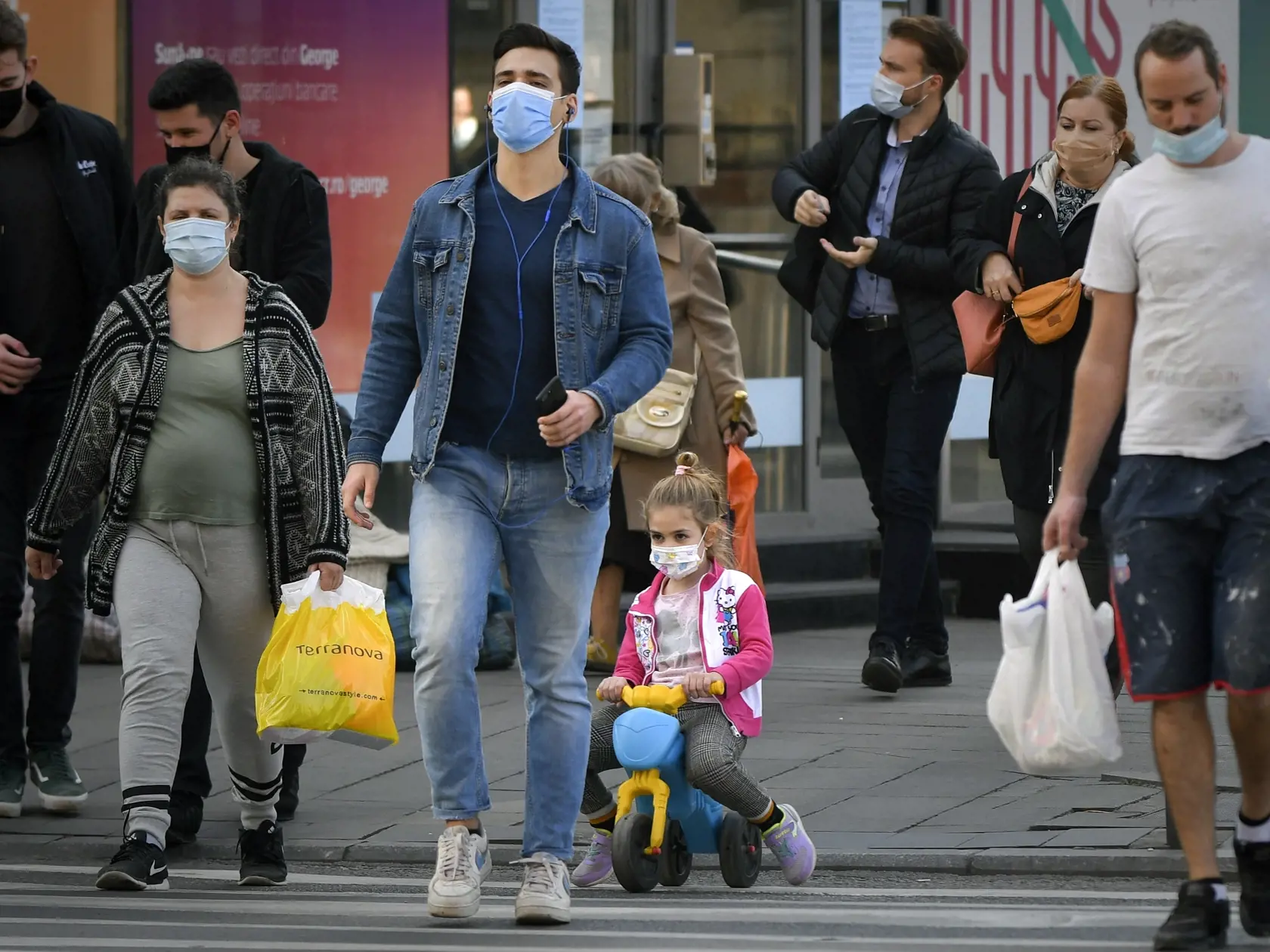 Rúško môže spôsobiť zdravotné problémy v minimálnej miere. Vyskytnúť sa môžu drobné vyrážky či mierne zápaly. Nevznikajú z neho však respiračné ochorenia.