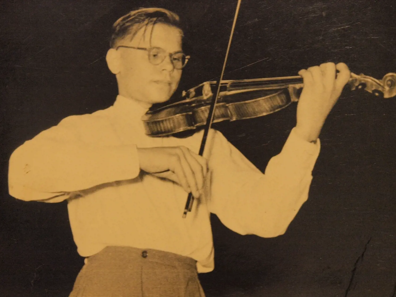 Dušan Grúň skôr ako začal spievať, bol muzikantom v rôznych orchestroch.