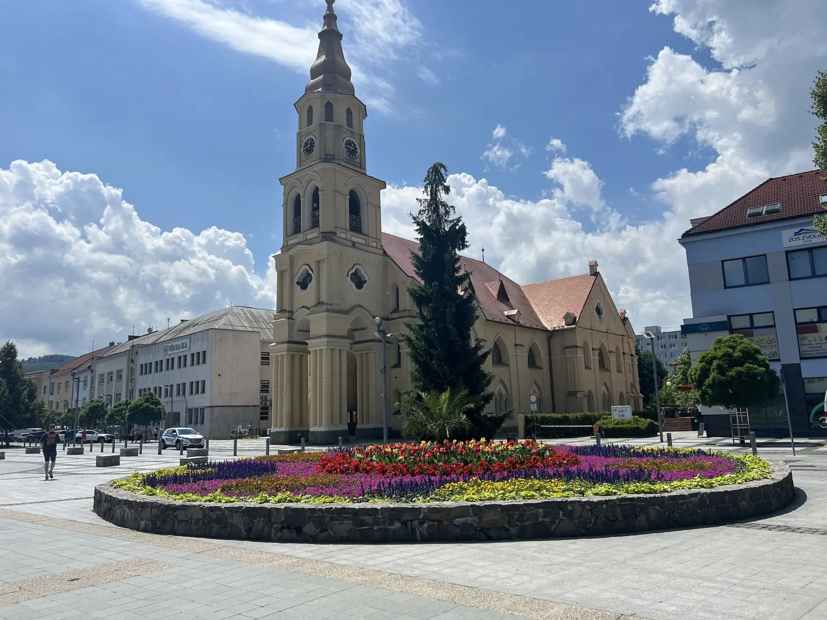 Ikonická zvolenská fontána, ktorá tešila domácich i turistov po dlhé roky, je navždy preč. Hoci je z nej dnes kvetinový záhon, mesto má s miestom, kde stojí, “miliónové” plány.
