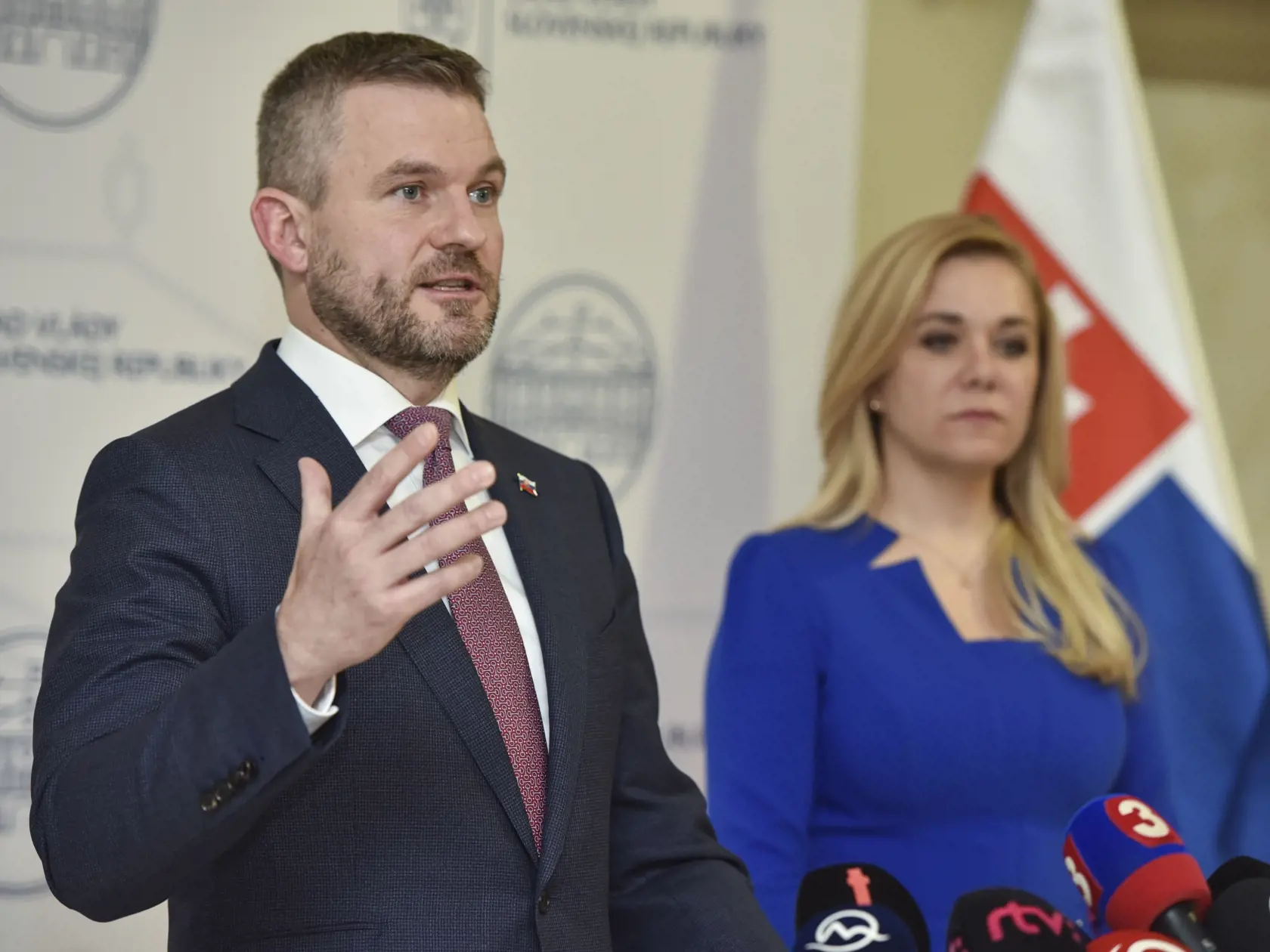 Na snímke zľava predseda vlády SR Peter Pellegrini a ministerka vnútra SR Denisa Saková (obaja (Smer-SD) počas tlačovej konferencie k aktuálnym politickým otázkam v Bratislave 10. februára 2020. FOTO TASR - Pavol Zachar