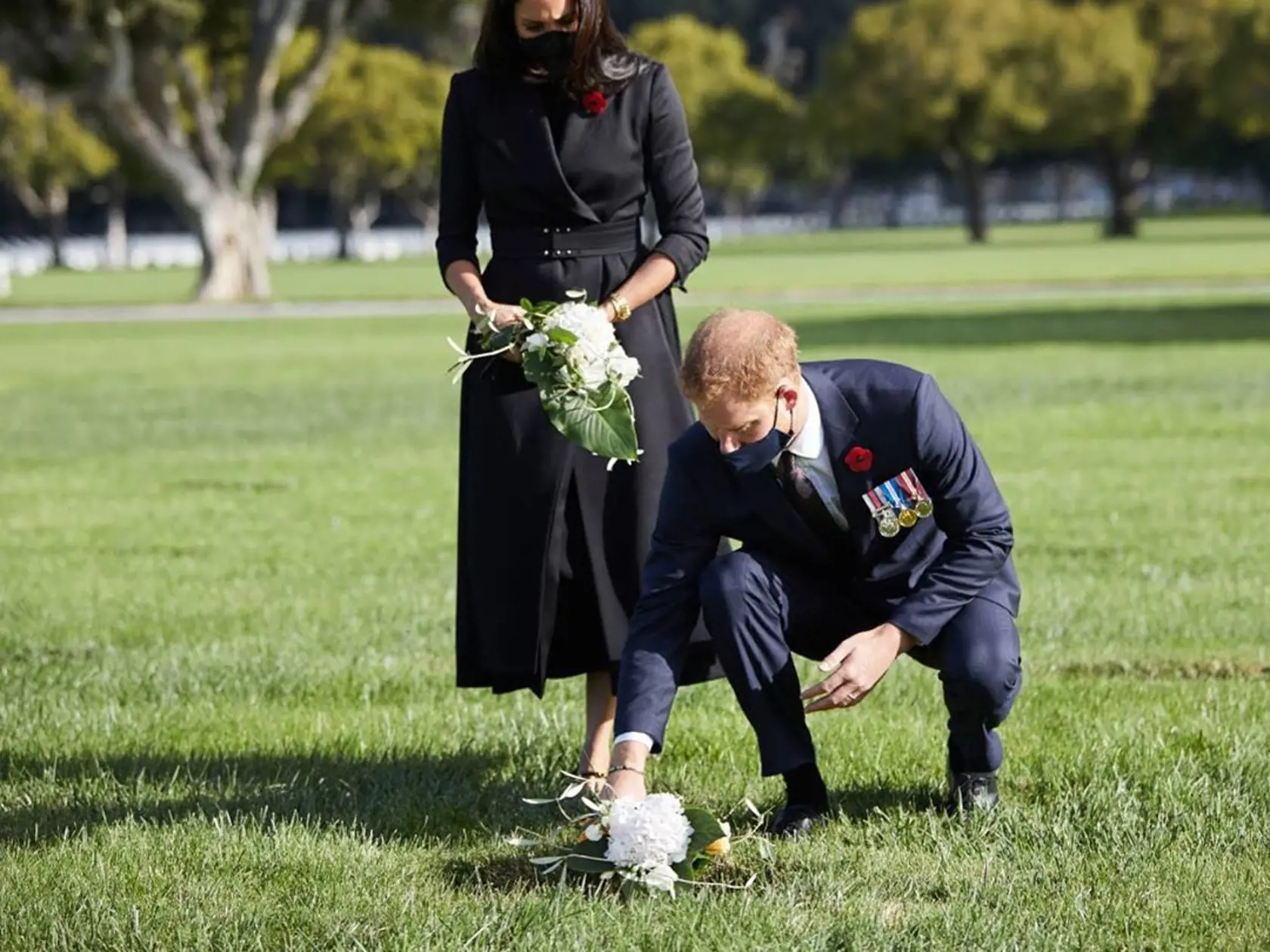 Meghan a Harry si nakoniec pamiatku padlých vojakov uctili sami v Los Angeles. Harry už nie je dôležitým členom kráľovskej rodiny.