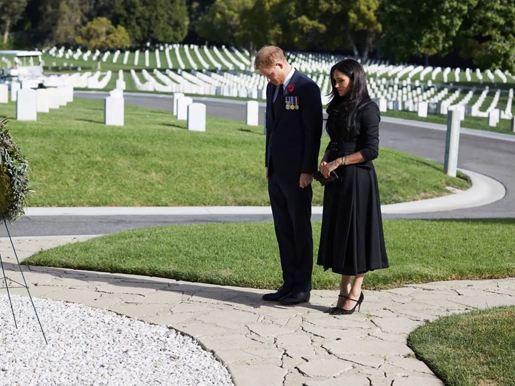 Meghan a Harry si nakoniec pamiatku padlých vojakov uctili sami v Los Angeles. Harry už nie je dôležitým členom kráľovskej rodiny.