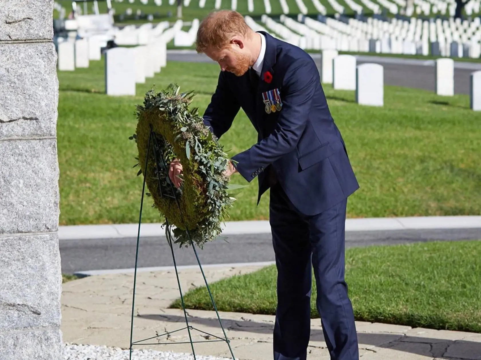 Meghan a Harry si nakoniec pamiatku padlých vojakov uctili sami v Los Angeles. Harry už nie je dôležitým členom kráľovskej rodiny.