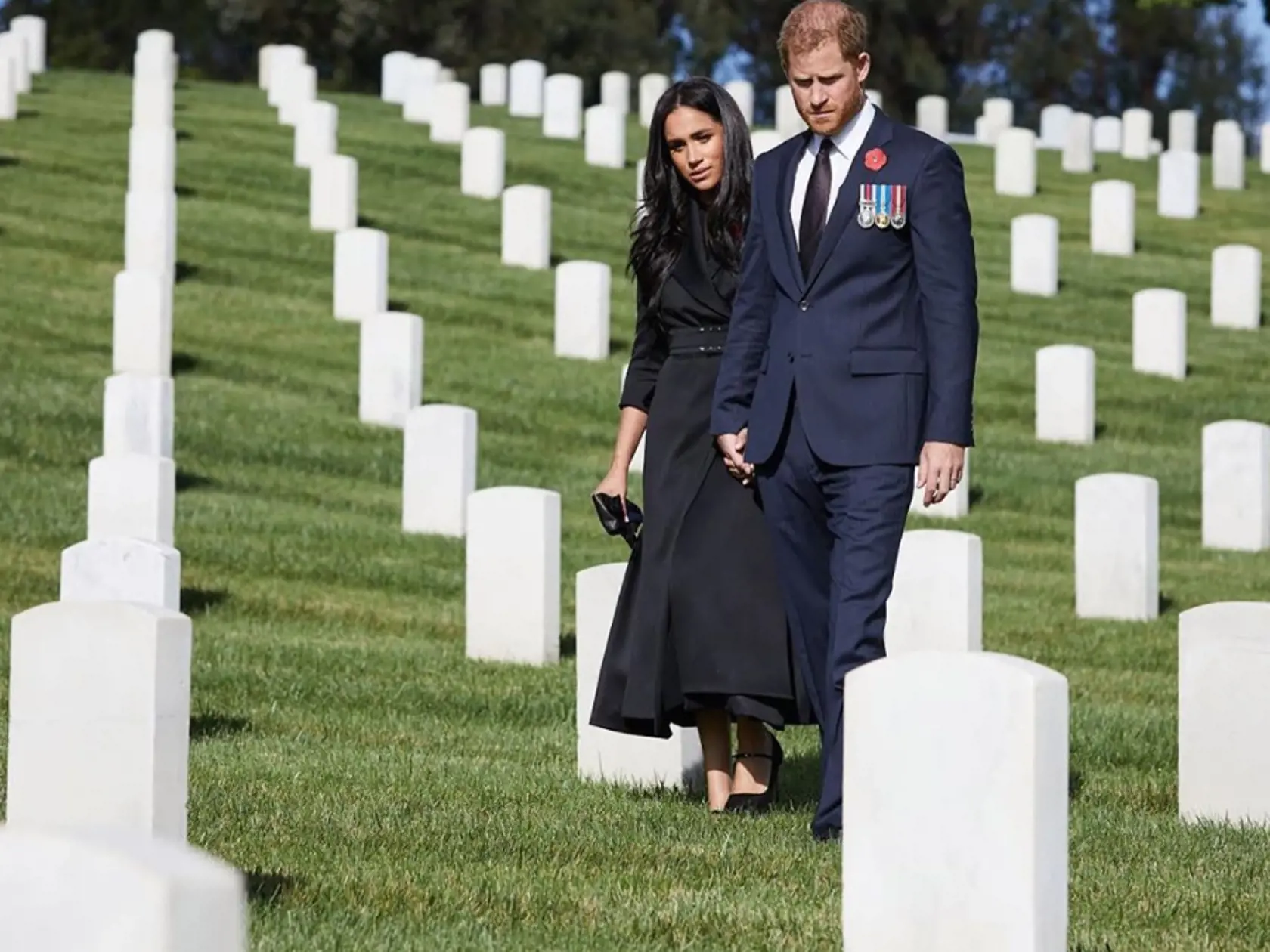 Meghan a Harry si nakoniec pamiatku padlých vojakov uctili sami v Los Angeles. Harry už nie je dôležitým členom kráľovskej rodiny.