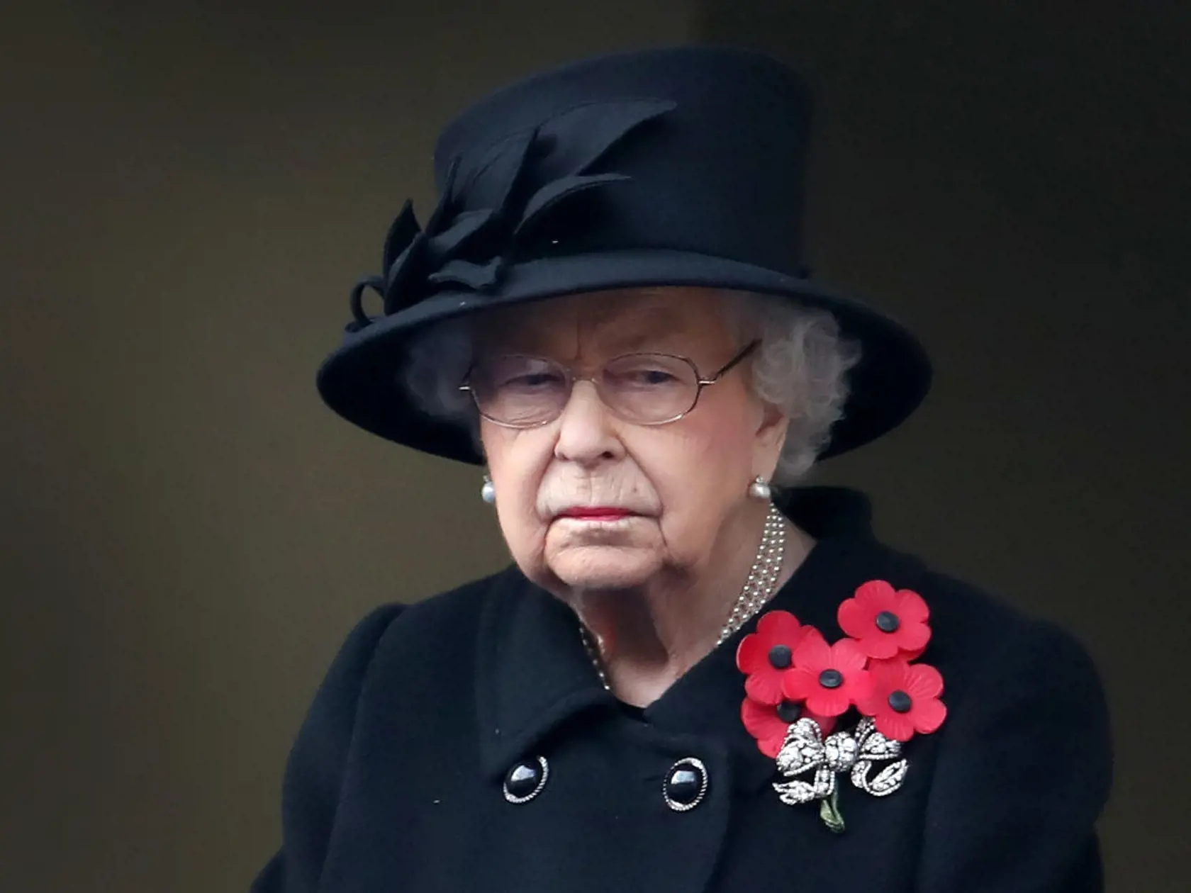 Tak ako každý rok, aj tento si britská kráľovská rodina zaspomínala na zosnulých vojakov počas takzvaného Remembrance Day. Tradíciou je aj položenie smútočných vencov od kráľovskej rodiny k pamätníku Cenotaph v Londýne. Na rozdiel od uplynulých rokov však na slávnostnom obrade chýbali princ Harry (36) s manželkou Meghan (39).