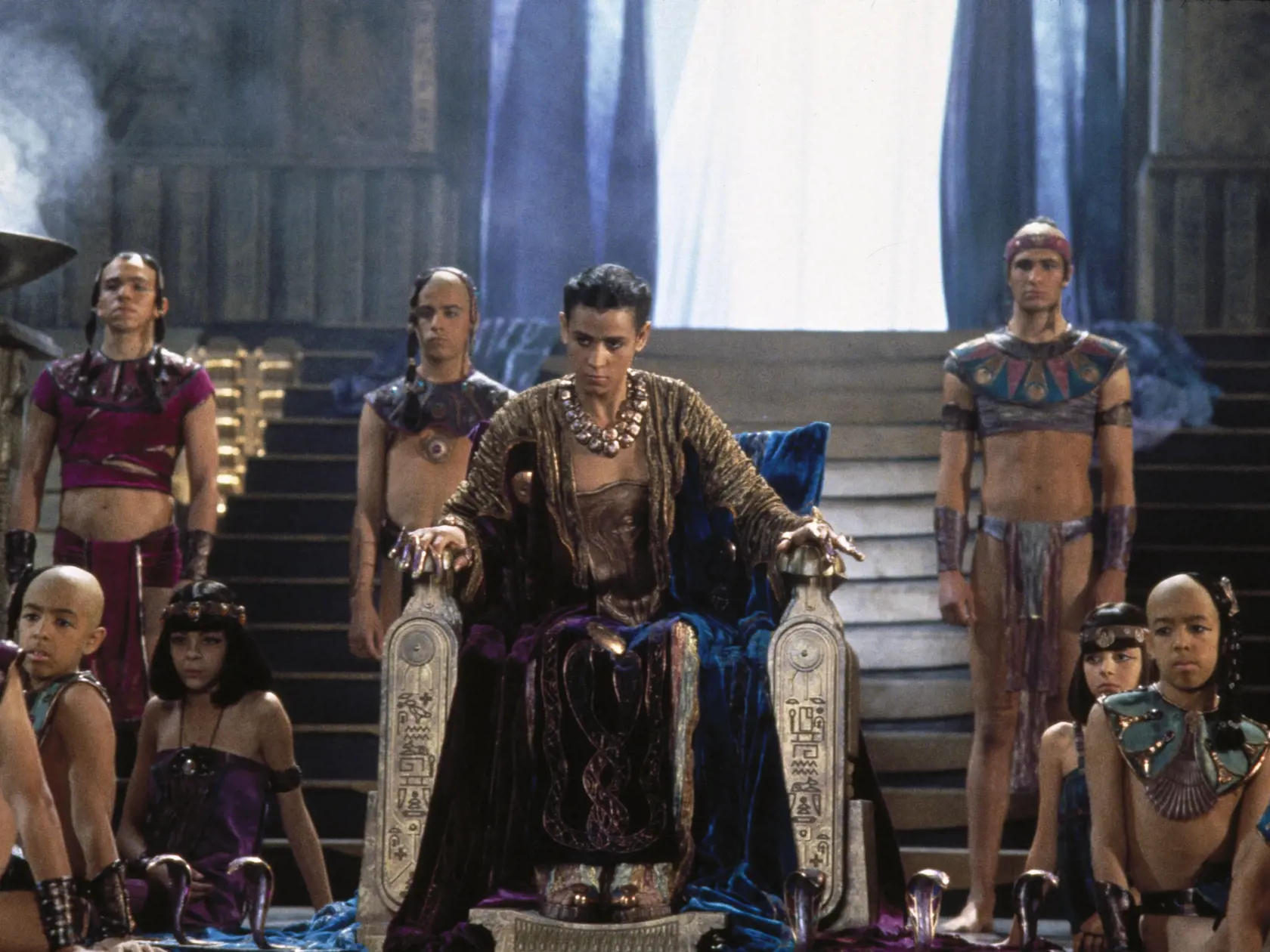 Jaye Davidson v úlohe krutého Boha Ra