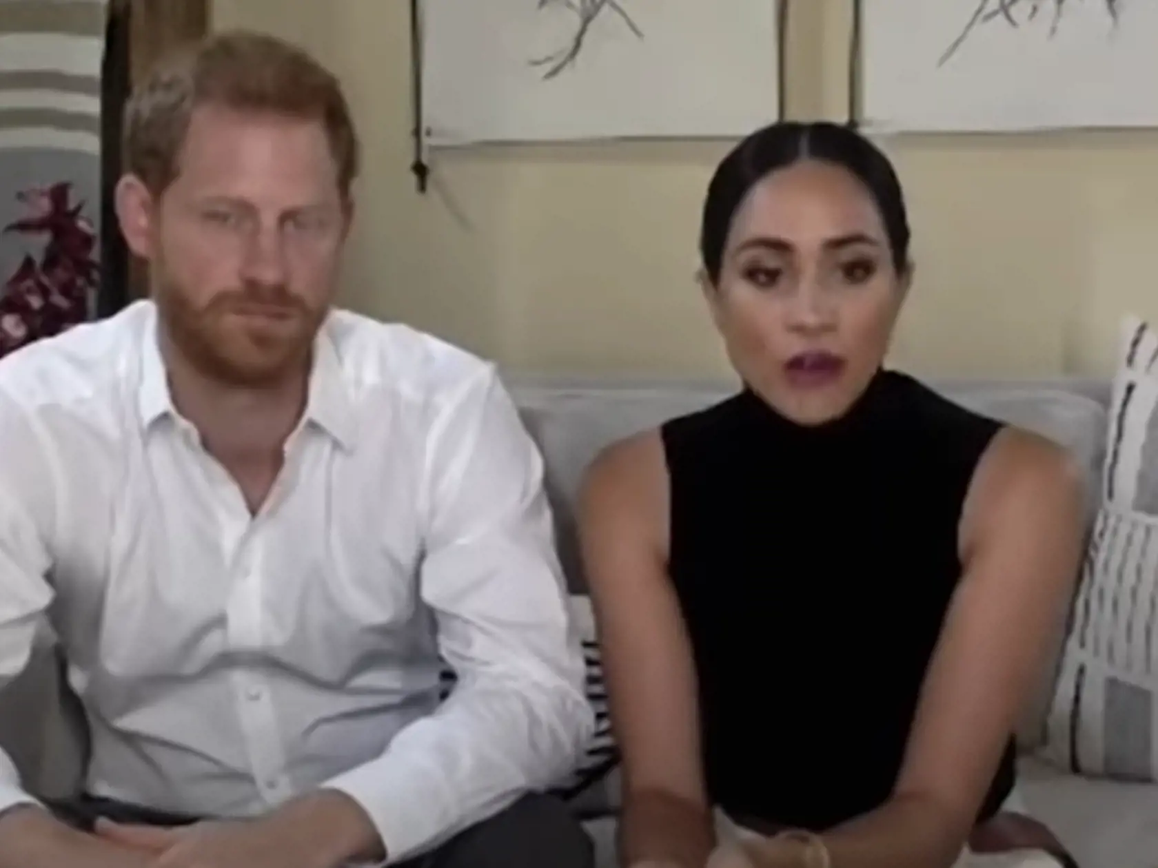 Vojvodkyňa Meghan sa poriadne zmenila. Namiesto prirodzenosti zvolila tmavší mejkap a sýty rúž.