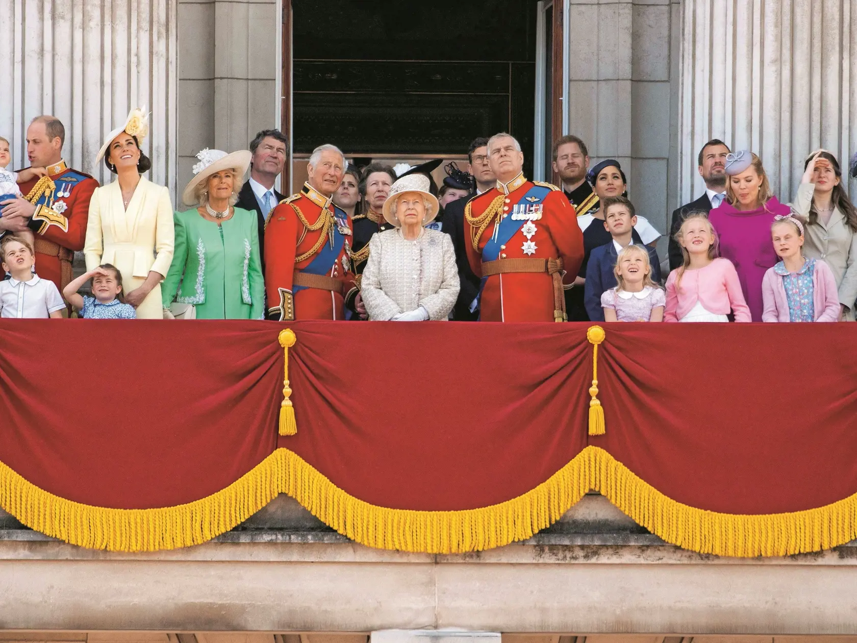 NA BALKÓNE BUCKINGHAMSKÉHO PALÁCA Meghan a Harry stávali vzadu za ostatnými, no aj tak si ich kamery našli. Zvyšujúca sa popularita páru sa nepáčila niektorým členom kráľovskej rodiny.