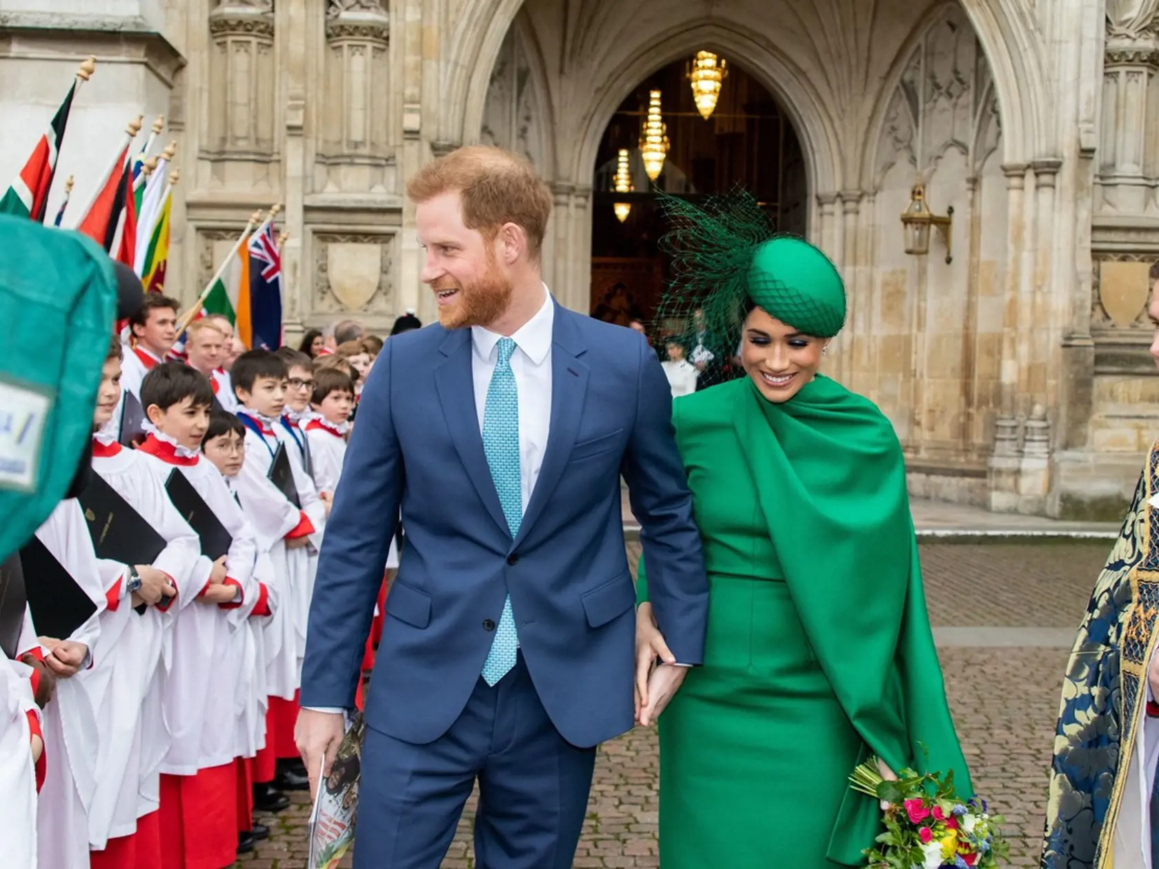 Meghan a Harry pred Westminster Abbey v Londýne.