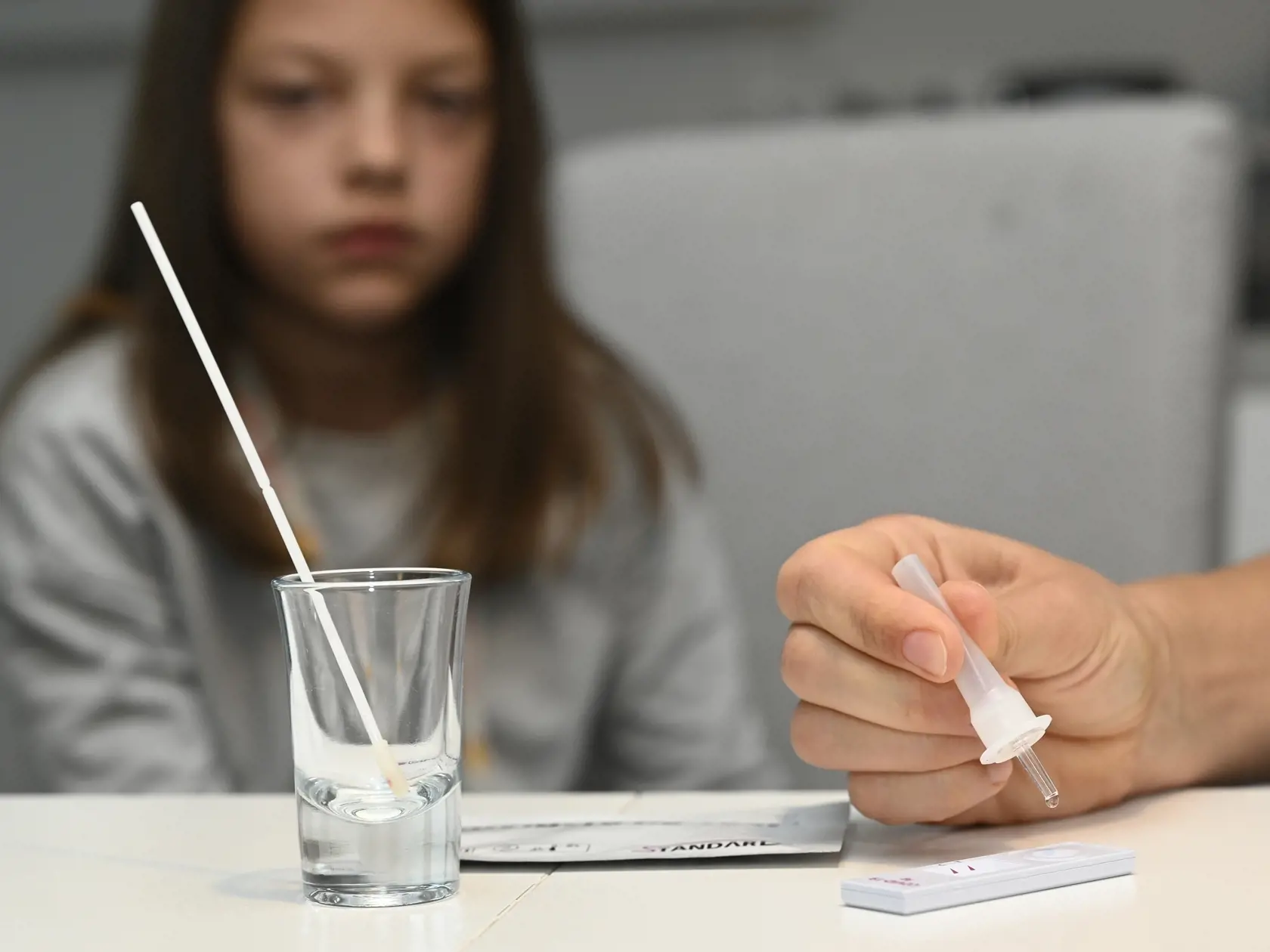 Na Slovensku nehradí ani jedna z poisťovní diagnostické testy na domáce použitie bez indikácie lekára. K sprístupneniu samodiagnostiky však pristupujú pomocou telemedicíny: