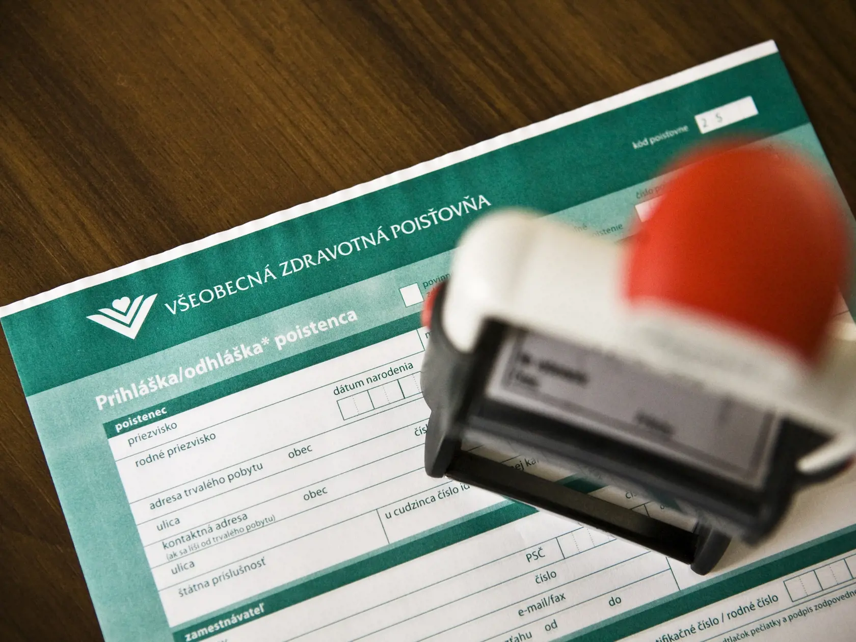 „VšZP aj práve z dôvodu nedostatku lekárov a dlhých čakacích dôb spustila pre poistencov službu Dr. Nonstop+ v rámci vernostného programu Vernosť+. VšZP sa tak snaží zjednodušovať prístup k zdravotnej starostlivosti pre svojich poistencov aj formou rozvíjania telemedicíny," povedala nám Ivana Linetová z oddelenia  komunikácie VšZP.