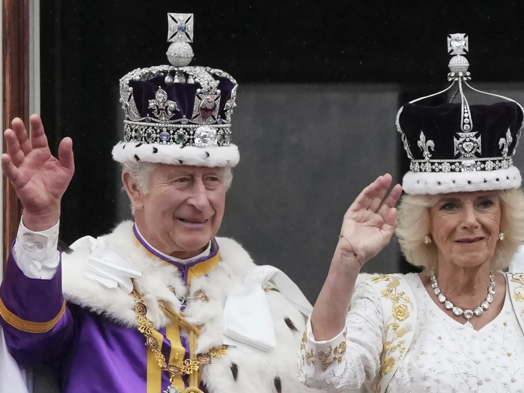 Britský kráľ Karol III. a britská kráľovná Kamila zdravia verejnosť z balkóna Buckinghamského paláca na záver korunovačných ceremónií v Londýne v sobotu 6. mája 2023.  FOTO TASR/AP