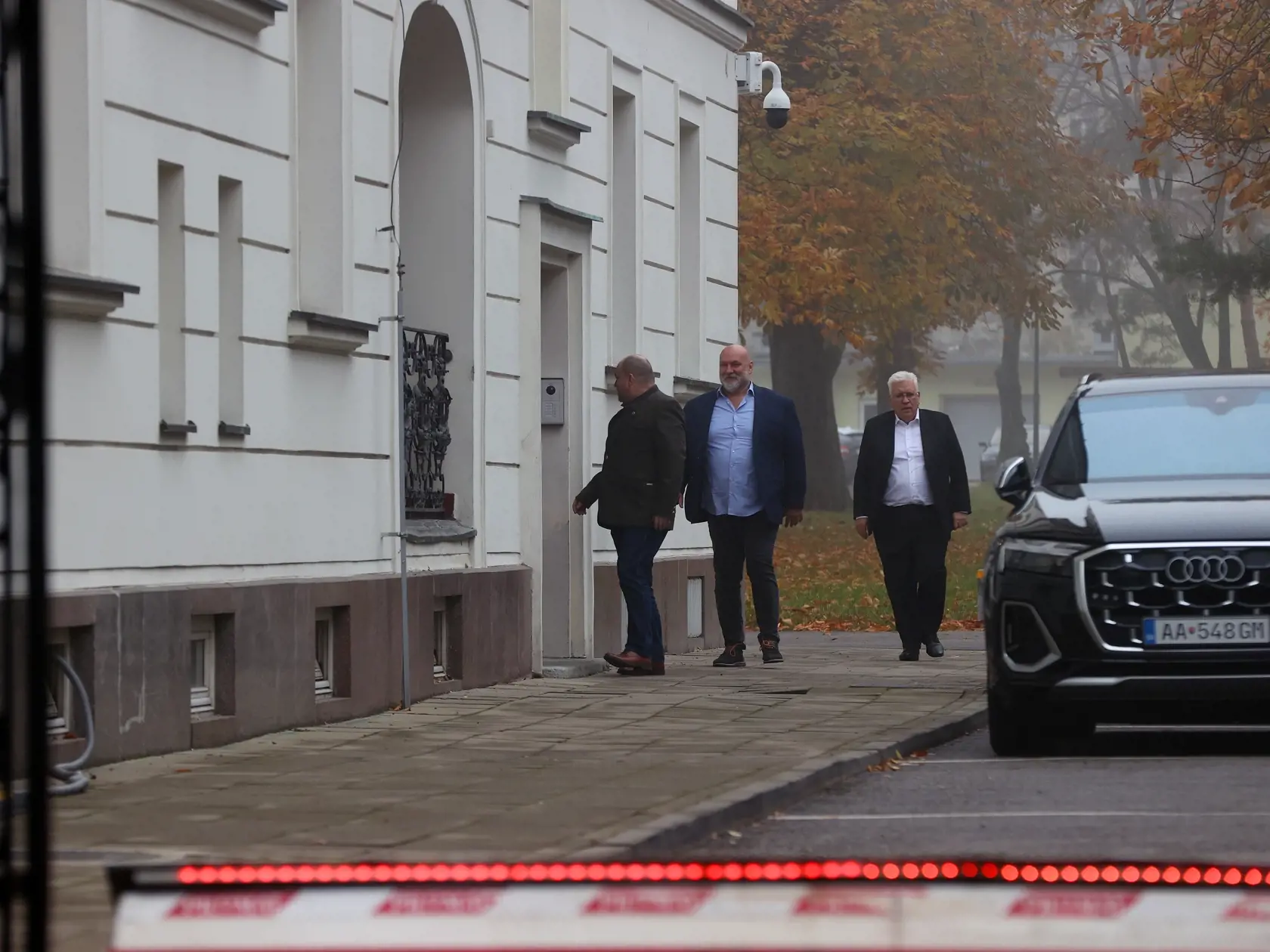 Na snímke je predseda Národnej koalície Rudolf Huliak s poslancami Ivanom Ševčíkom a Pavlom Ľuptákom na ceste na  Úrad vlády.