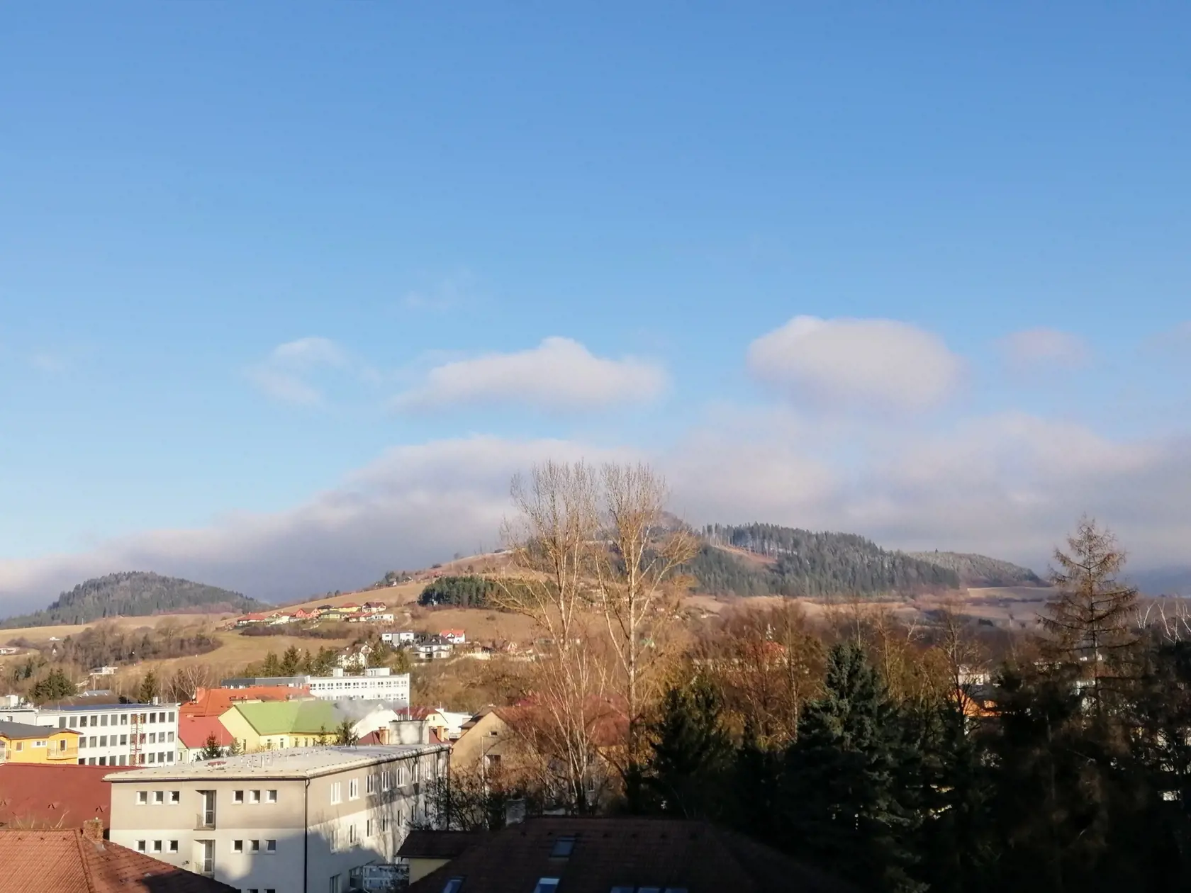 V nedeľu ráno bolo v Dolnom Kubíne polojasno s teplotou 2°C.