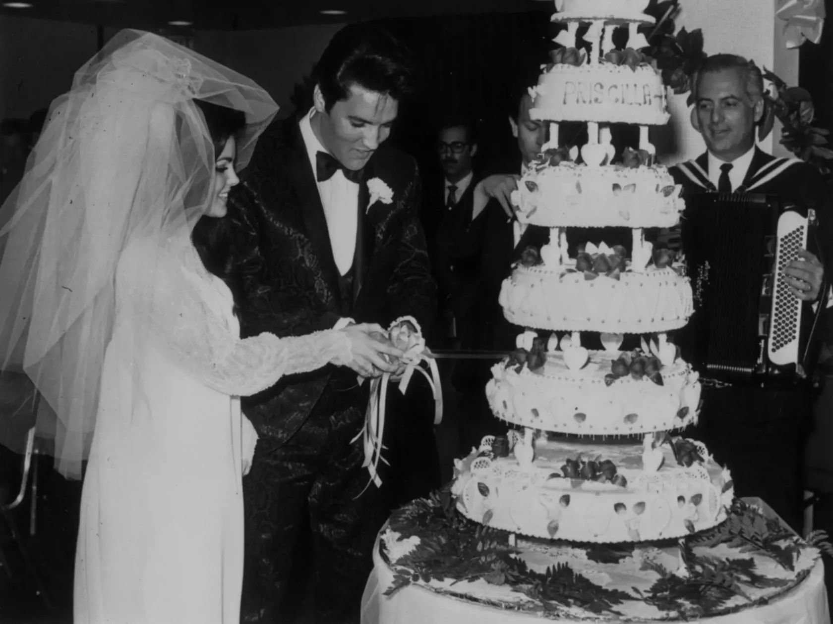 Elvis Presley stretol svoju manželku Priscillu, keď mala iba 14 rokov a bola jeho veľkou fanynkou. Ani tento detský sen však nevydržal a rozvod prišiel v roku 1973. 