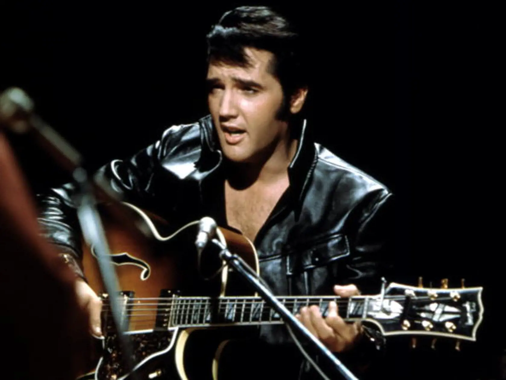 BURBANK, CA - JUNE 27: Rock and roll musician Elvis Presley performing on the Elvis comeback TV special on June 27, 1968. (Photo by Michael Ochs Archives/Getty Images) 