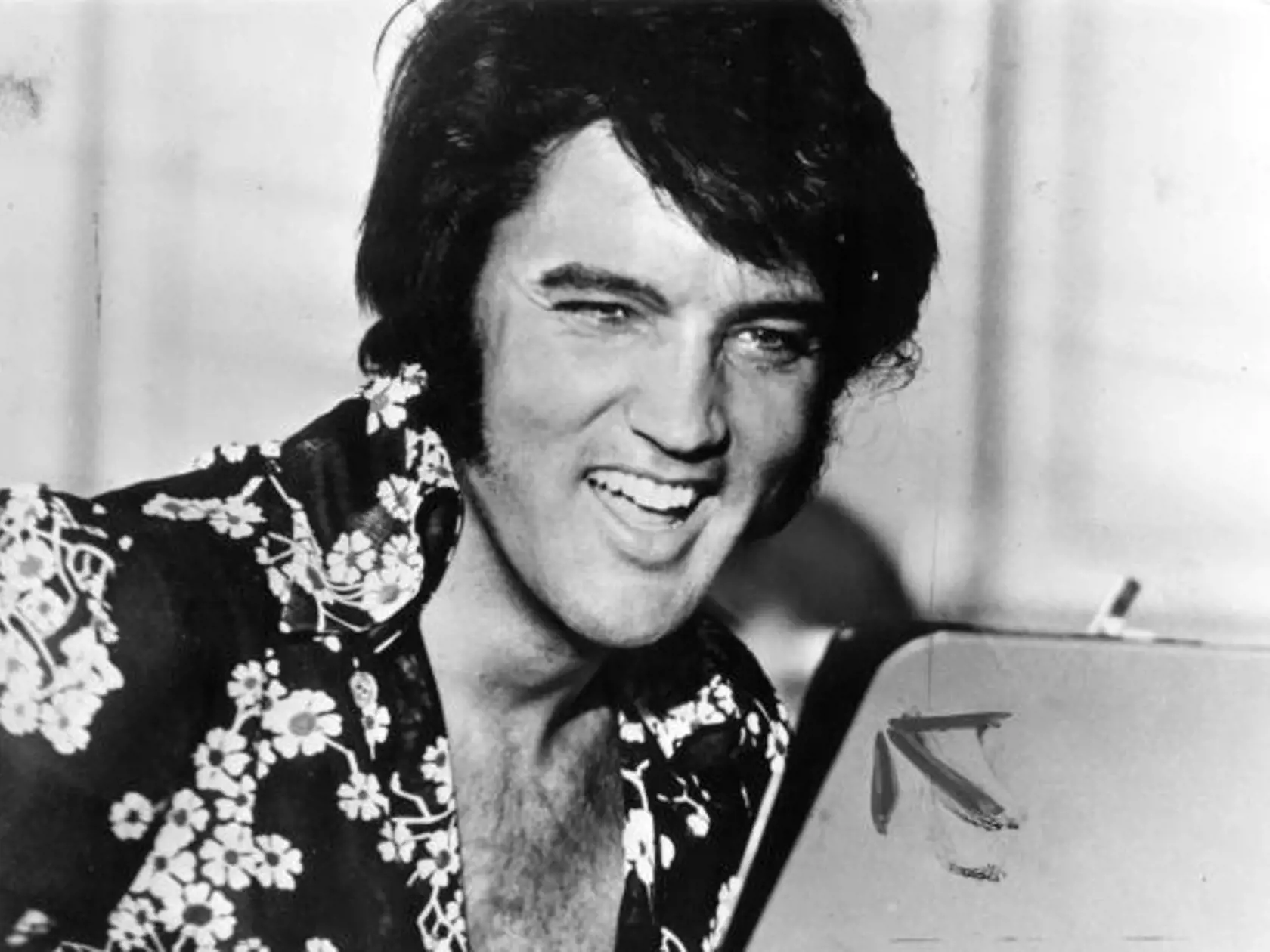circa 1975:  American popular singer and film star Elvis Presley (1935 - 1977), to his fans the undisputed 'King of Rock 'n' Roll'.  (Photo by Keystone/Getty Images)