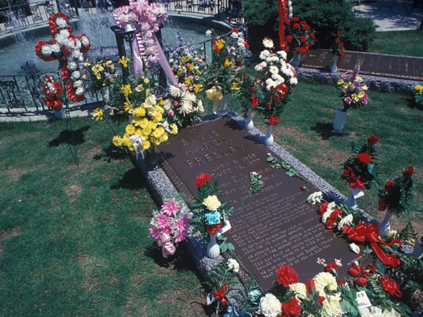 MEMPHIS - MAY 1:  Flowers adorn the grave of legendary rock and roll artist and actor Elvis Presley at his Graceland home on May 1, 1979 in Memphis, Tennessee.  (Photo by Waring Abbott/Getty Images)