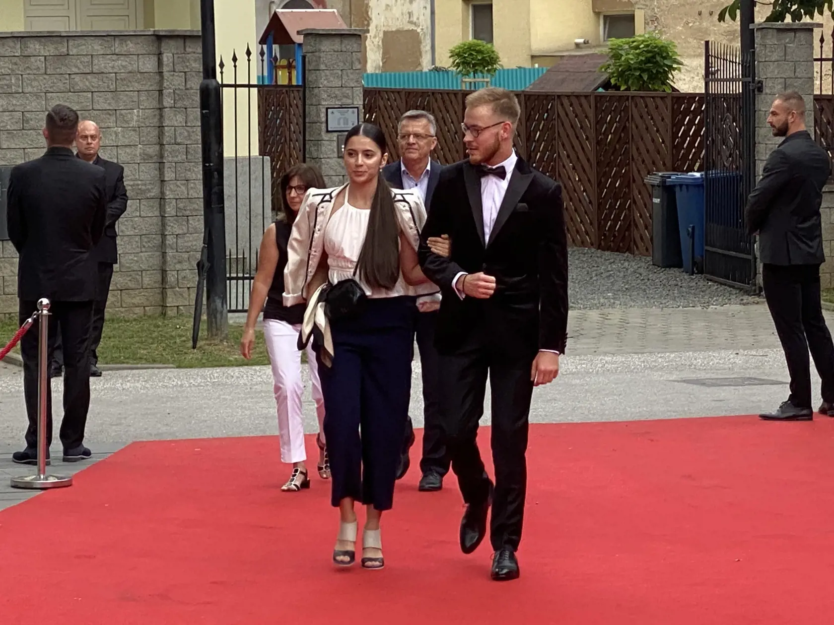 Príchod hostí na záverečný ceremoniál 30. ročníka medzinárodného festivalu Art Film Košice, na ktorom odovzdali ceny držiteľom honorárnych ocenení - Sergejovi Loznicovi, Antónii Liškovej a Marošovi Kramárovi a vyhlásili víťazov jednotlivých súťaží.