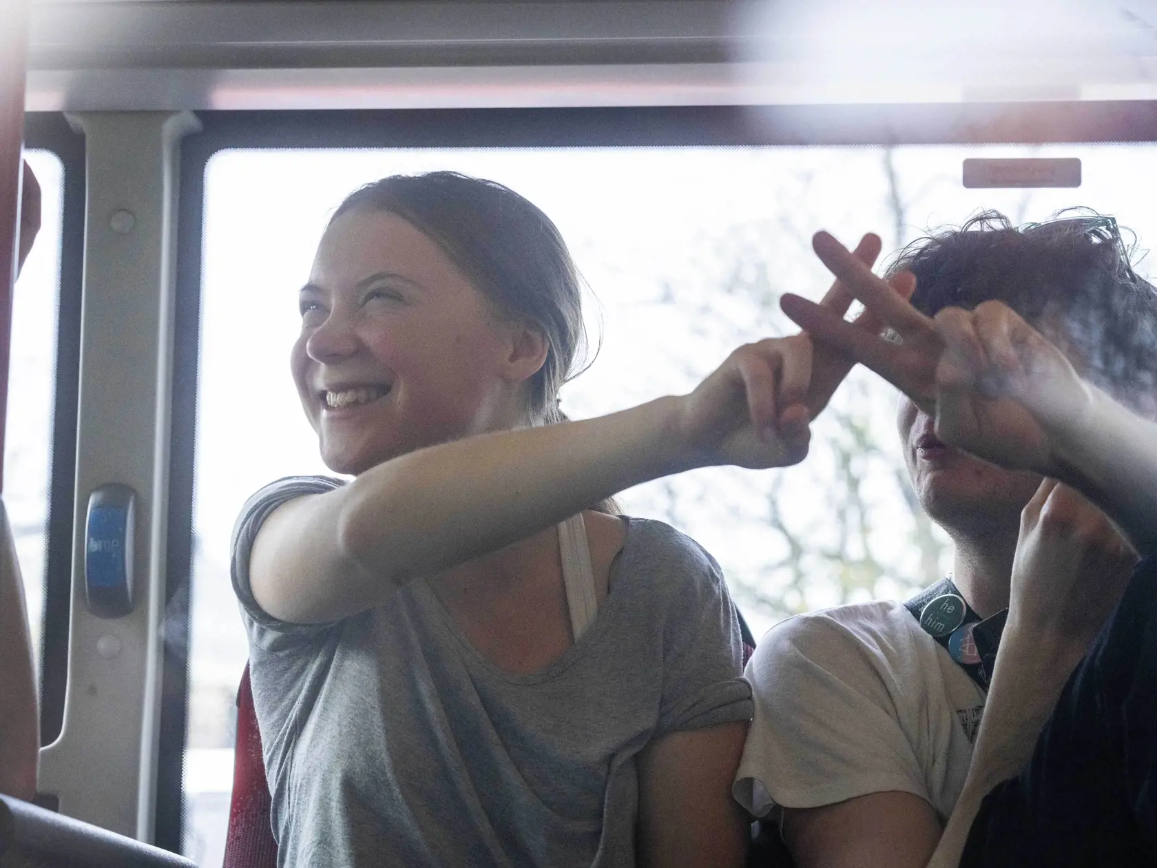 Na snímke klimatická aktivistka Greta Thunbergová ukazuje znak víťazstva po tom, čo ju zadržali a odviezli v autobuse s ďalšími zadržanými z hnutia Extinction Rebellion (XR) počas klimatického protestu v Haagu 6. apríla 2024.