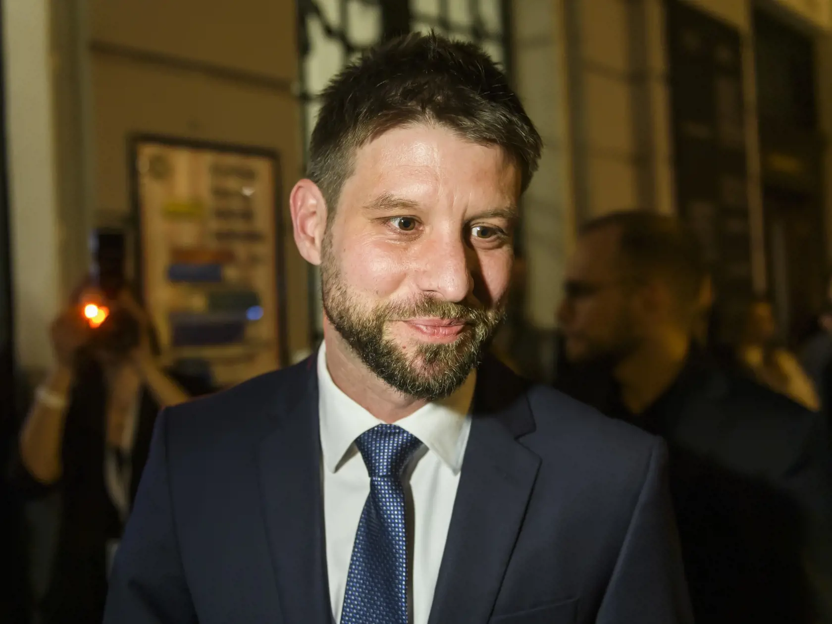 Na Slovensku sa v sobotu konalo v poradí šieste druhé kolo priamej voľby prezidenta Slovenskej republiky. Postúpili do neho Ivan Korčok a Peter Pellegrini. Na snímke podpredseda parlamentu a líder Progresívneho Slovenska Michal Šimečka prichádza do volebnej centrály kandidáta na prezidenta Ivana Korčoka v Bratislave 6. apríla 2024.