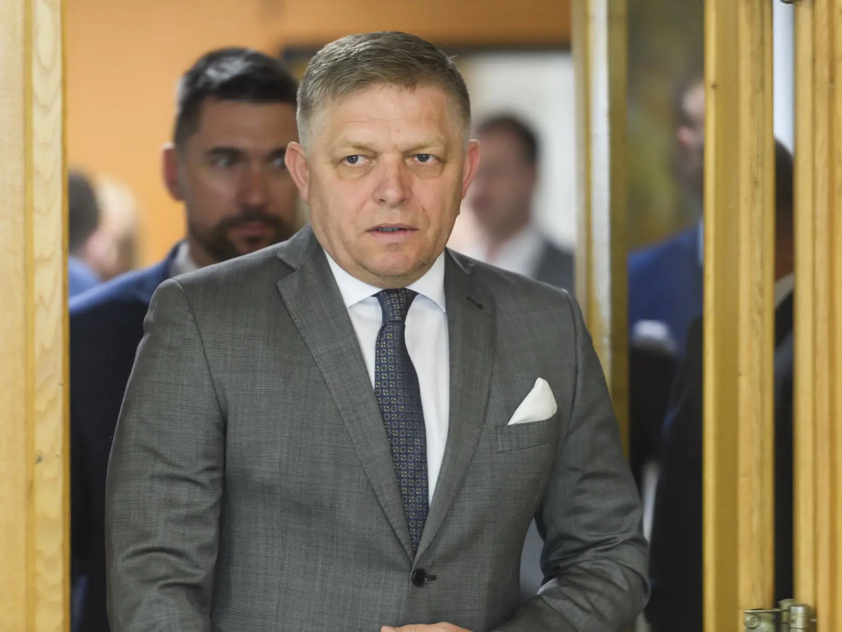 Na snímke sprava predseda vlády SR Robert Fico (Smer-SD) a minister pôdohospodárstva a rozvoja vidieka SR Richard Takáč (Smer-SD) prichádzajú na tlačovú konferenciu po spoločnom pracovnom rokovaní na tému: Pol roka po voľbách - odpočet plnenia programového vyhlásenia vlády SR v oblasti pôdohospodárstva a plány na najbližšie obdobie. V Bratislave 9. apríla 2024.