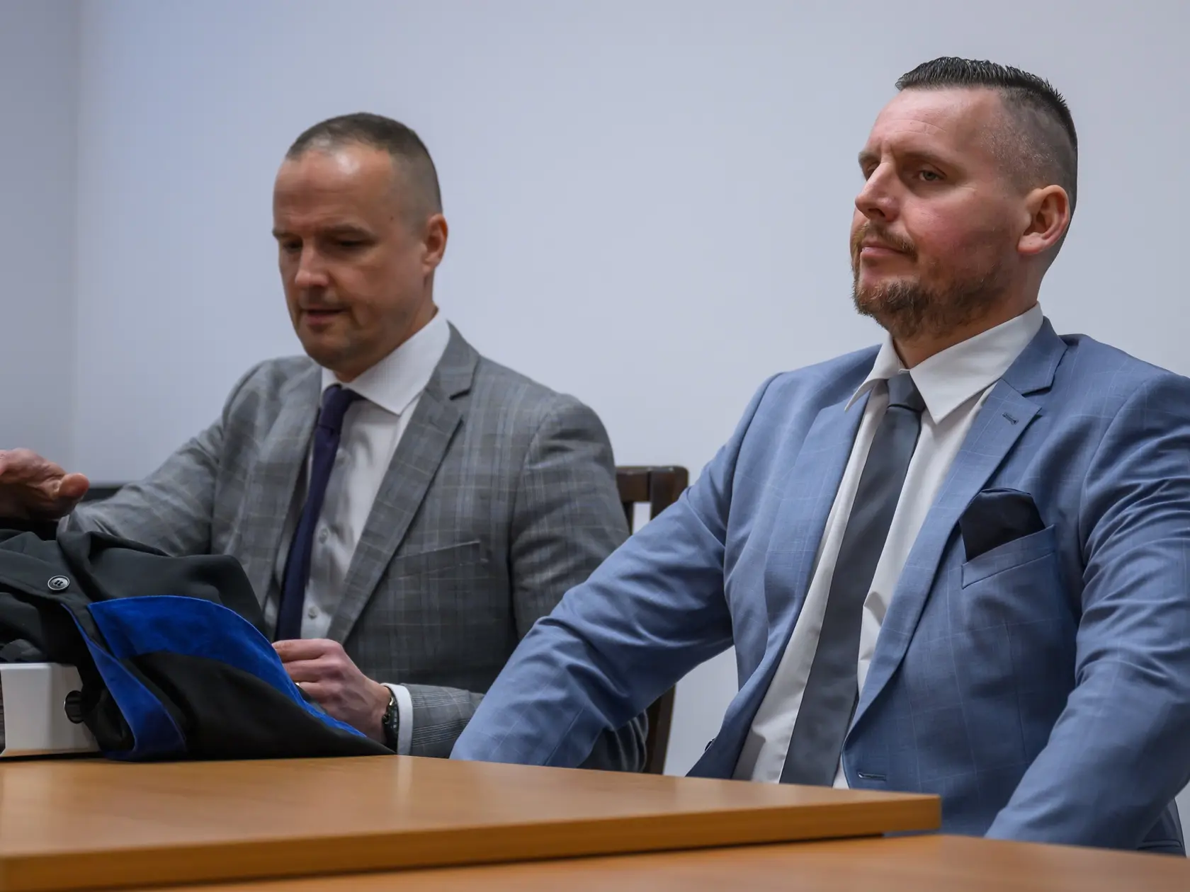 Zľava obhajca David Lindtner a obvinený youtuber Daniel Bombic v súdnej sieni Najvyššieho súdu SR.