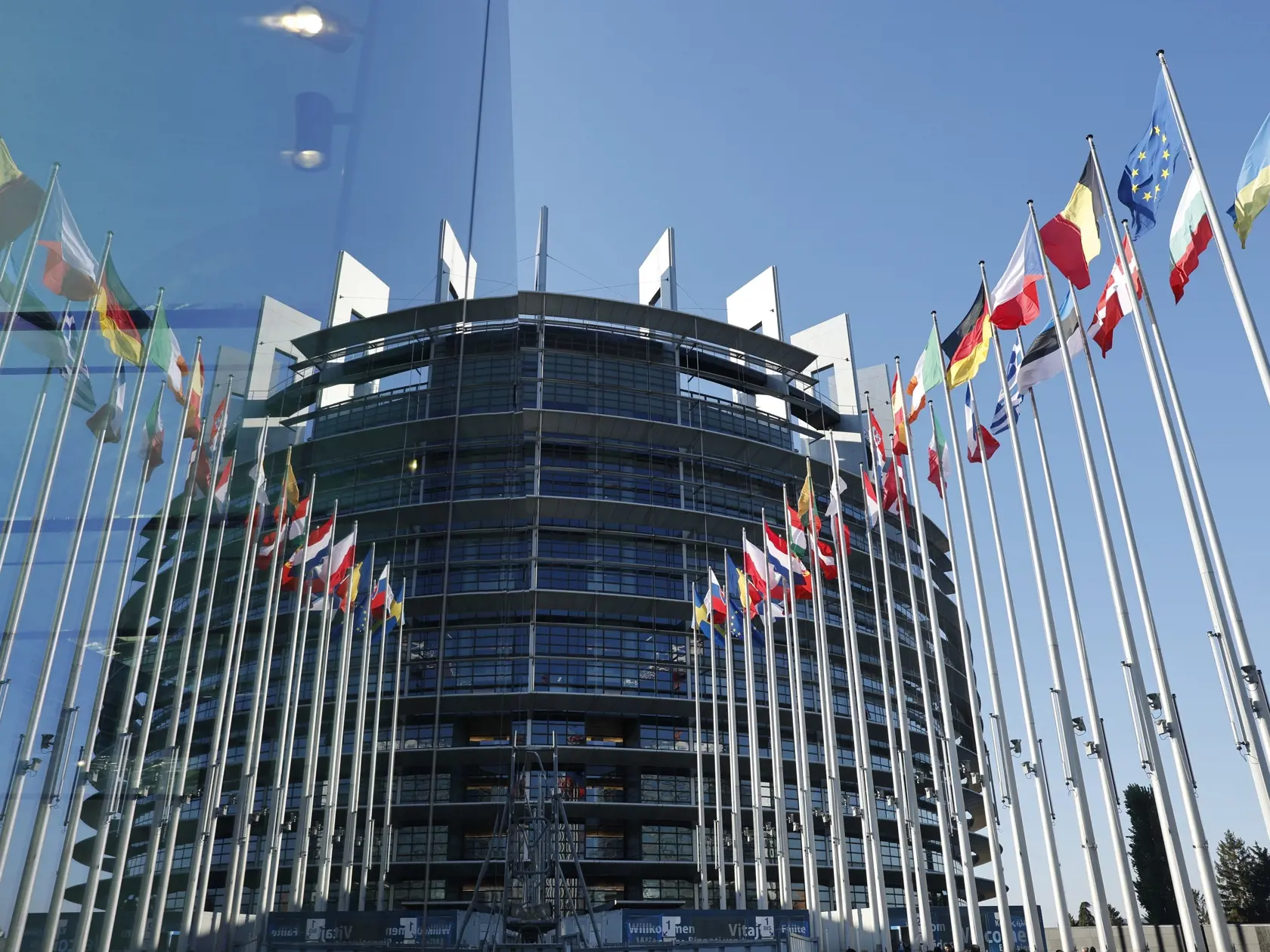 Na snímke vlajky krajín Európskej únie vejú pred Európskym parlamentom v Štrasburgu 23. apríla 2024. Voľby do Európskeho parlamentu sa uskutočnia 9. júna 2024.