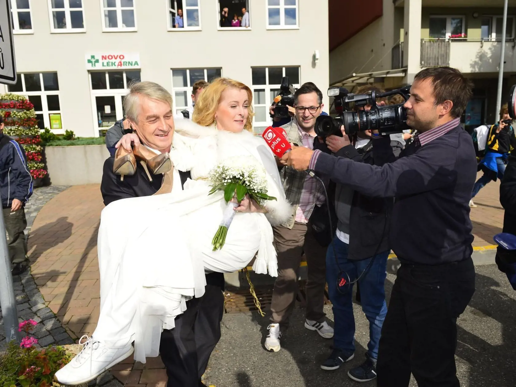 Iveta sa vydávala v bielych teniskách.
