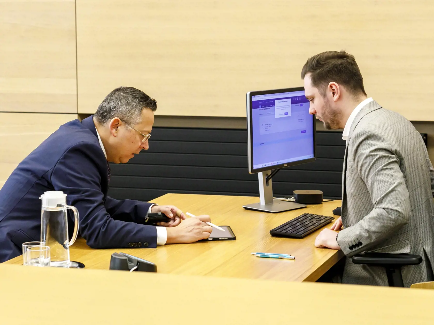 Na snímke vľavo minister financií SR Ladislav Kamenický (Smer-SD) v pobočke banky počas nákupu dlhopisov pre ľudí v Bratislave v pondelok 3. marca 2025. Štát začal v pondelok predávať dlhopisy určené bežným občanom. Kúpiť si ich budú môcť v priebehu marca. FOTO TASR - Dano Veselský