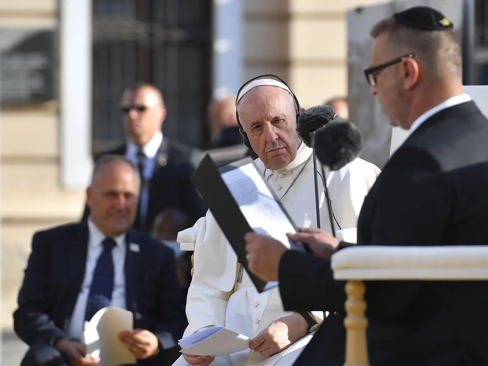 September 2021: Pápež František počas návštevy Slovenska. Pápež František počúva príhovor predsedu Ústredného zväzu židovských náboženských obcí (ÚZŽNO) na Slovensku Richarda Dudu (vpravo) počas stretnutia so židovskou komunitou na Rybnom námestí v Bratislave v pondelok 13. septembra 2021.