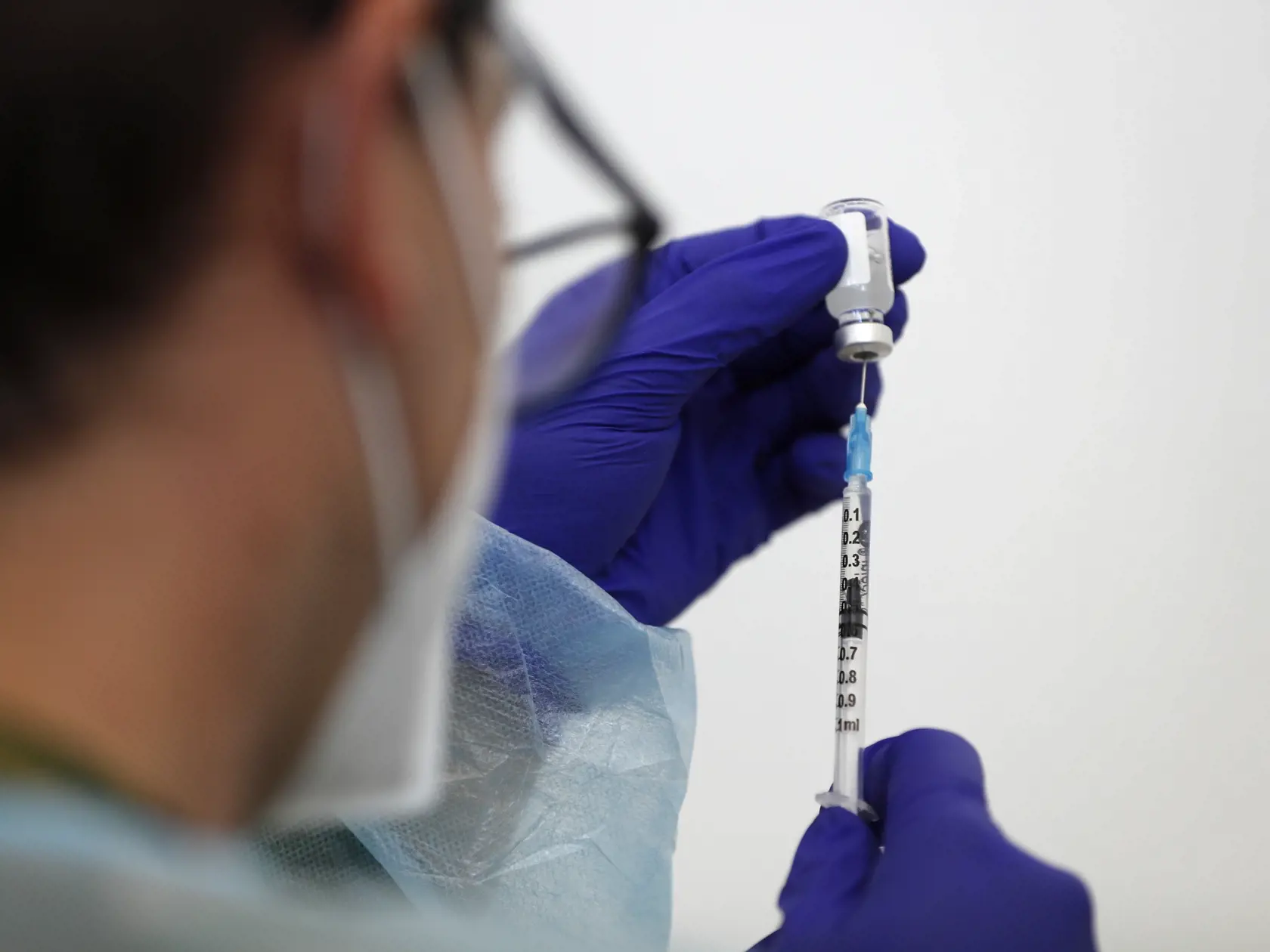 Zdravotníčka pripravuje vakcínu od americkej spoločnosti Johnson & Johnson počas očkovania proti ochoreniu COVID-19 vo vakcinačnom centre.