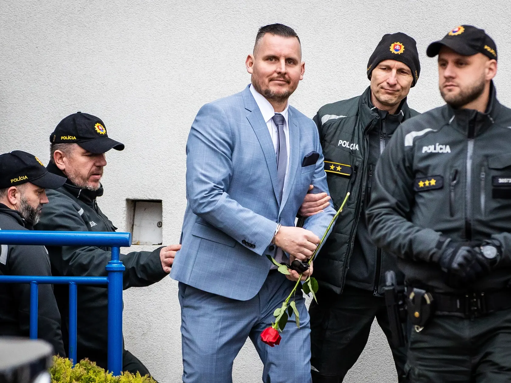 Rozhodovanie o sťažnosti prokurátora v kauze Danny Kollár na najvyššom súde v Petržalke. Na snímke je Daniel Bombic v putách ako odchádza zo súdu v sprievode policajtov.
