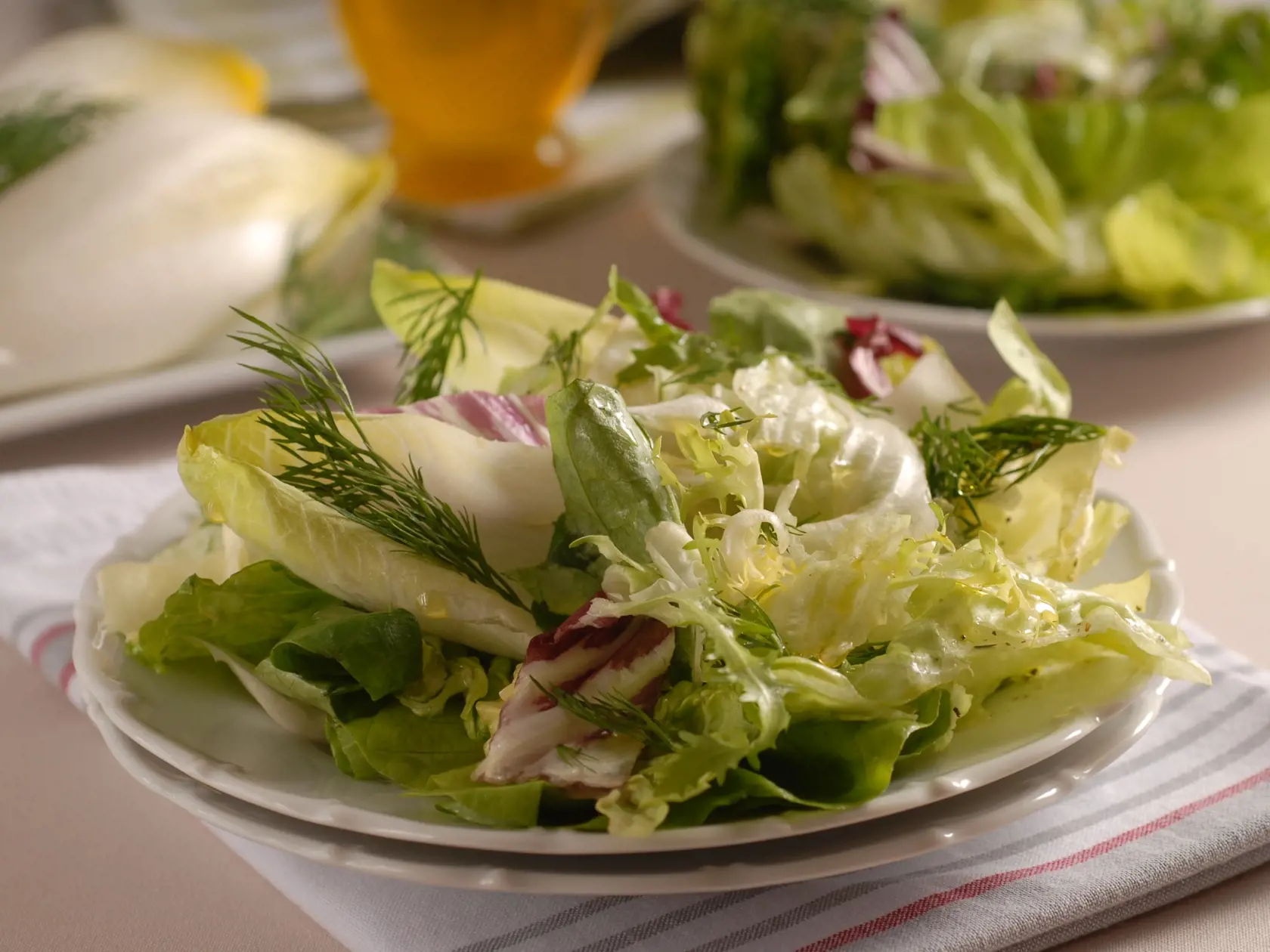 Salat pre lepsie travenie

Potrebujeme :
1 akanku, zmes mieanch listovch altov, kpor, suen cesnak, cesnakov olej, suen bazalka, so, mlet biele korenie, kpor, svetl aceto balzamico 

Postup
Zmes mieanch listov altov rozoberieme na listy, ktor oplchneme pod tecou studenou vodou, osume a natrhme. akankov listy pokrjame. So, suen cesnak, mlet biele korenie, suen bazalku a cesnakov olej spolu zmieame. Pridme pr kvapiek aceta balzamica, trochu nasekanho kpru , premieame a zalejeme altov listy s akanko