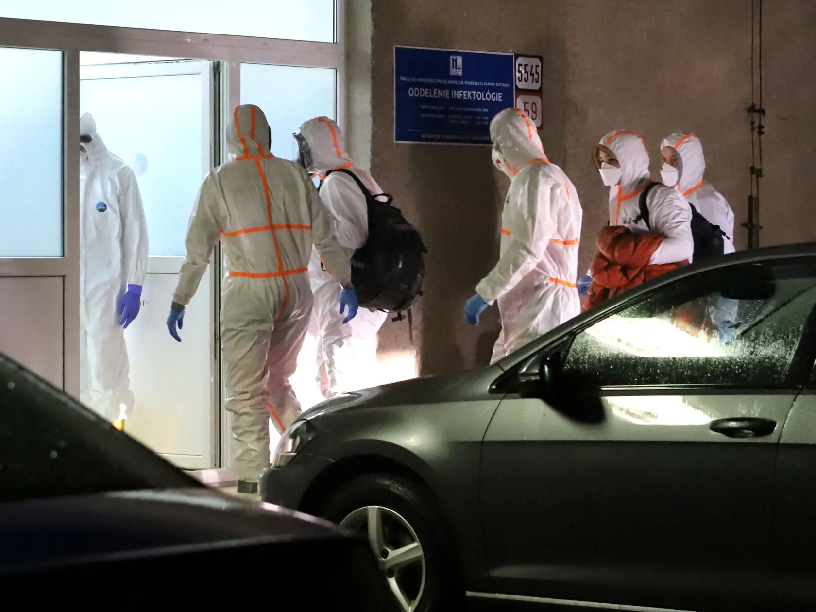 Dvoch slovenských občanov, u ktorých je podozrenie na koronavírus a boli evakuovaní z čínskeho Wu - Chanu, priviezli do Fakultnej nemocnici s poliklinikou F. D. Roosevelta v Banskej Bystrici, kde budú absolvovať karanténu. V Banskej Bystrici 3. februára 2020. FOTO TASR - Ján Krošlák