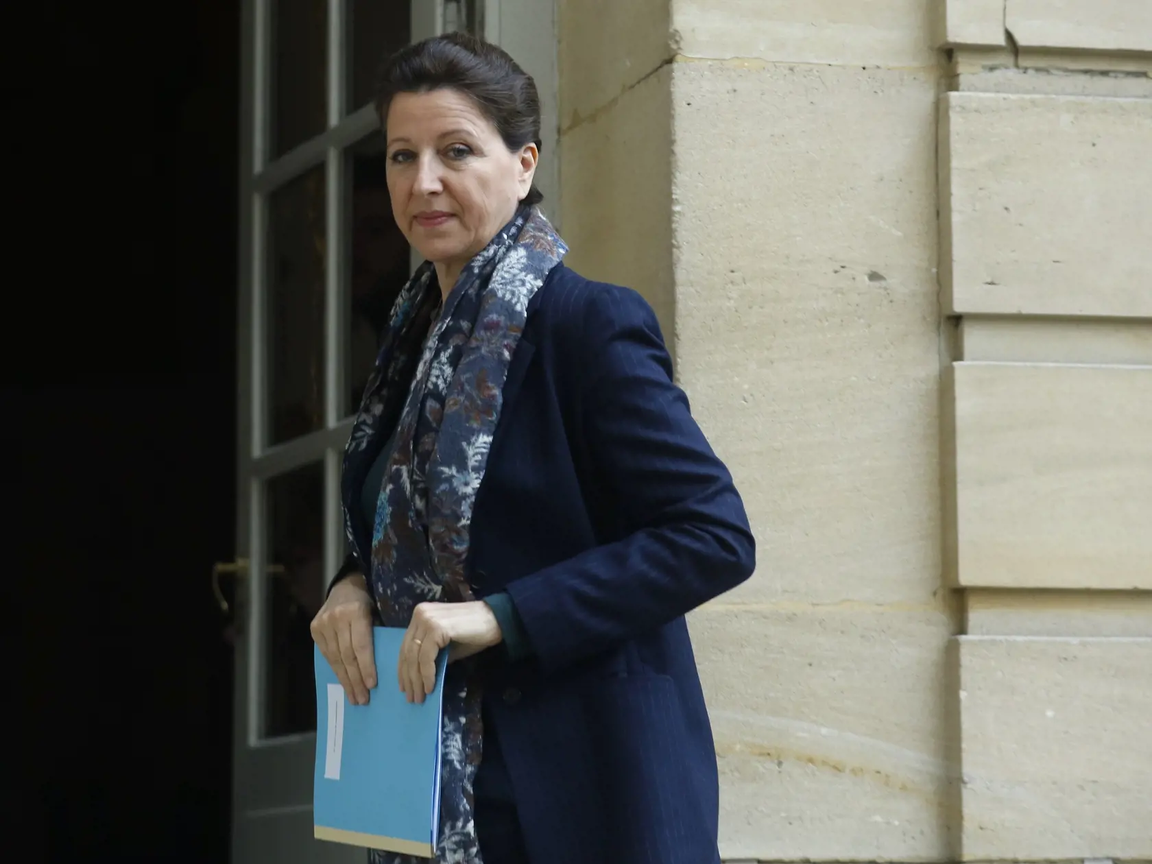 WA 16 Paríž - Francúzska ministerka zdravotníctva Agnes Buzynová prichádza na stretnutie do hotela Matignon v Paríži v sobotu 8. februára 2020. Piatim Britom vrátane jedného dieťaťa diagnostikovali vo Francúzsku nový typ koronavírusu, informovali v sobotu na svojich webových stránkach stanice Sky News a BBC. Nakazení Briti prišli do kontaktu s mužom, ktorý bol predtým v Singapure. Počet prípadov nákazy koronavírusom vo Francúzsku sa týmto zvýšil na 11 osôb. V Británii zatiaľ zaznamenali tri príp