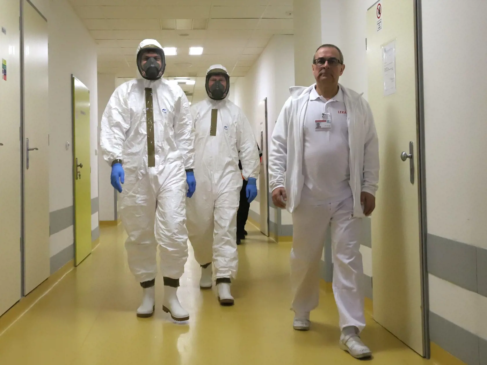 V súvislosti s aktuálnou témou ohľadom nového koronavírusu sa uskutočnilo preventívne cvičenie na Urgentnom príjme vo Fakultnej nemocnici F. D. Roosevelta 7. februára 2020 v Banskej Bystrici. Na snímke vyšetrenie pacienta s podozrením na koronavírus. FOTO TASR - Ján Krošlák